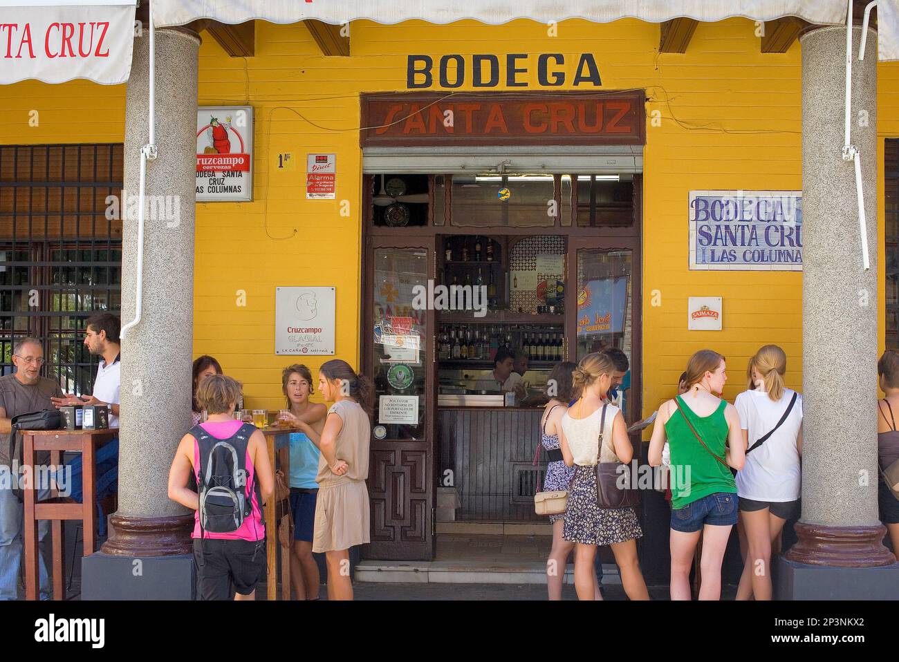 Bodega Santa Cruz, in via Rodrigo Caro 1, uno dei più popolari tapas bar nel quartiere di Santa Cruz, Siviglia, Andalucía, Spagna Foto Stock