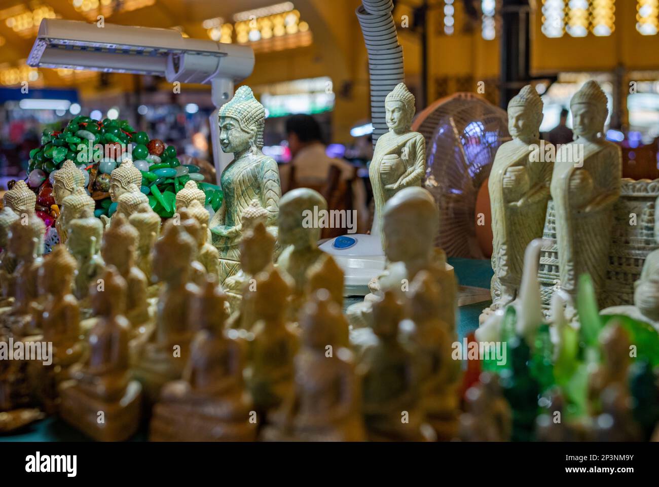 Statue e figure di Buddha in pietra scolpita in vendita nel mercato centrale, Phnom Penh, Cambogia. Foto Stock