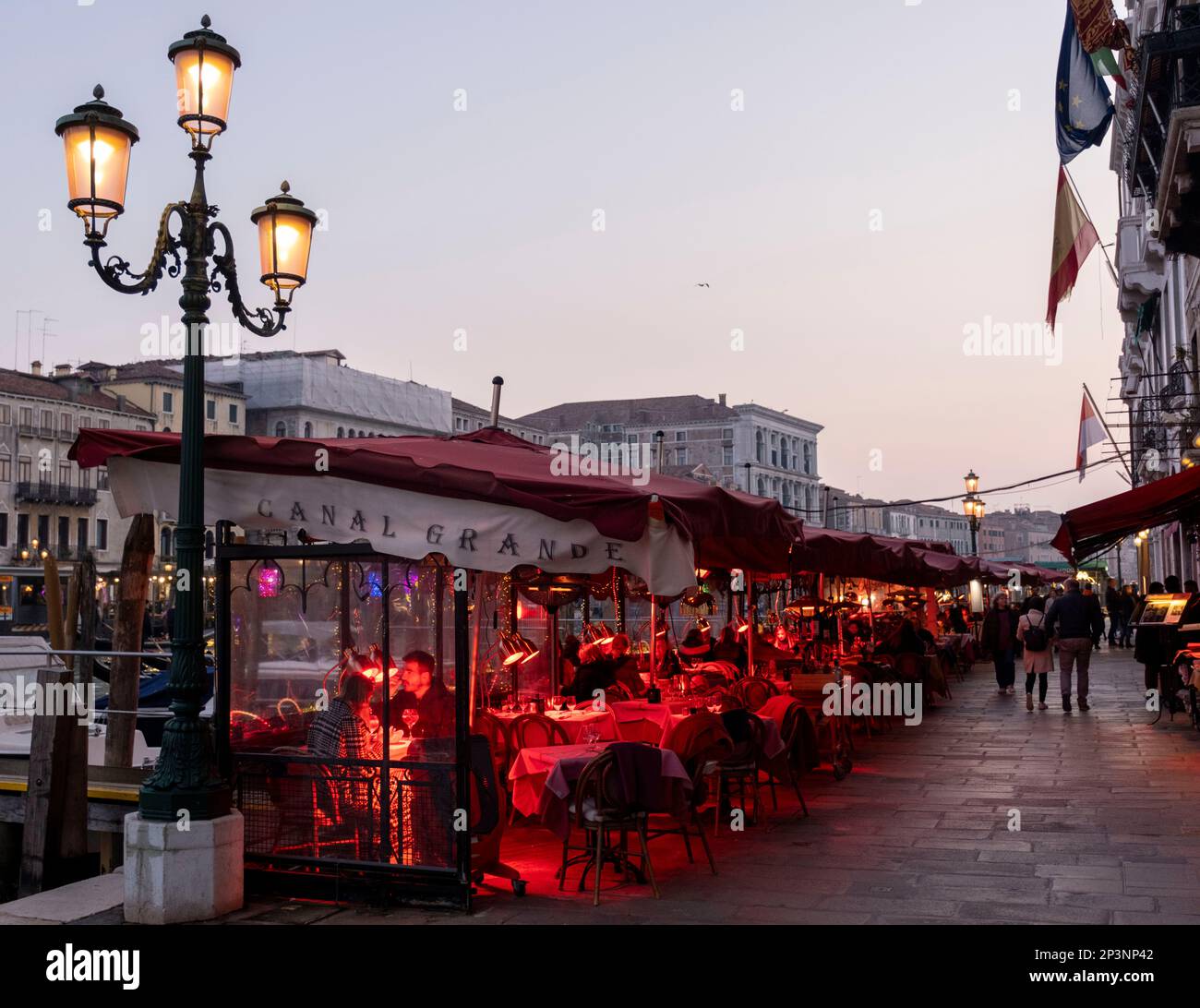 Ristorante sul canale dai colori vivaci vicino al Ponte di Rialto, Venezia, Italia Foto Stock