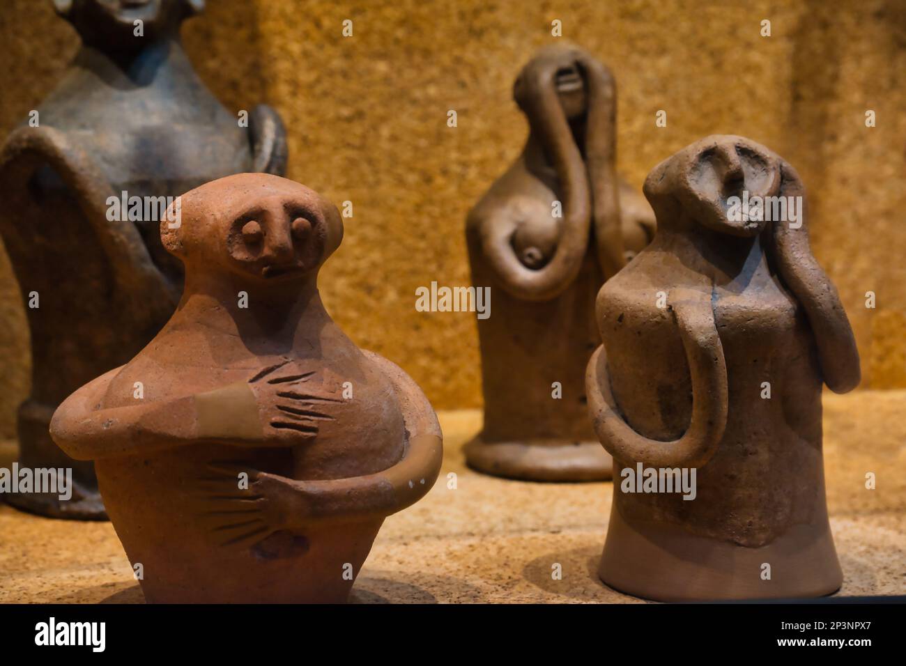 Piccole statue da un deposito votivo: Figurine modellate a mano indicano con le mani la parte dolorosa del corpo. Museo Archeologico Cagliari Foto Stock