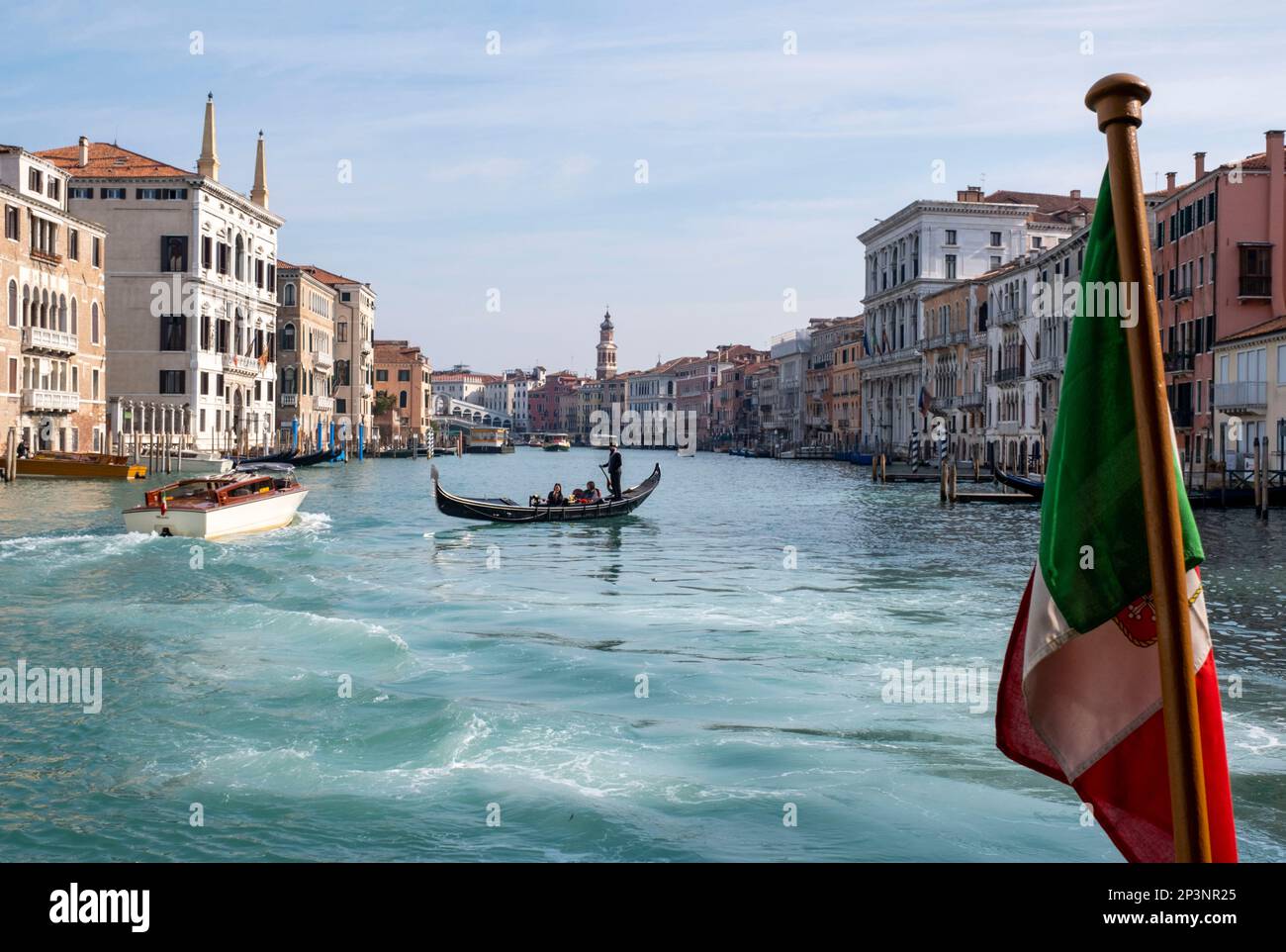 Gondoliere e passeggeri sul Canal Grande, Venezia, Italia Foto Stock