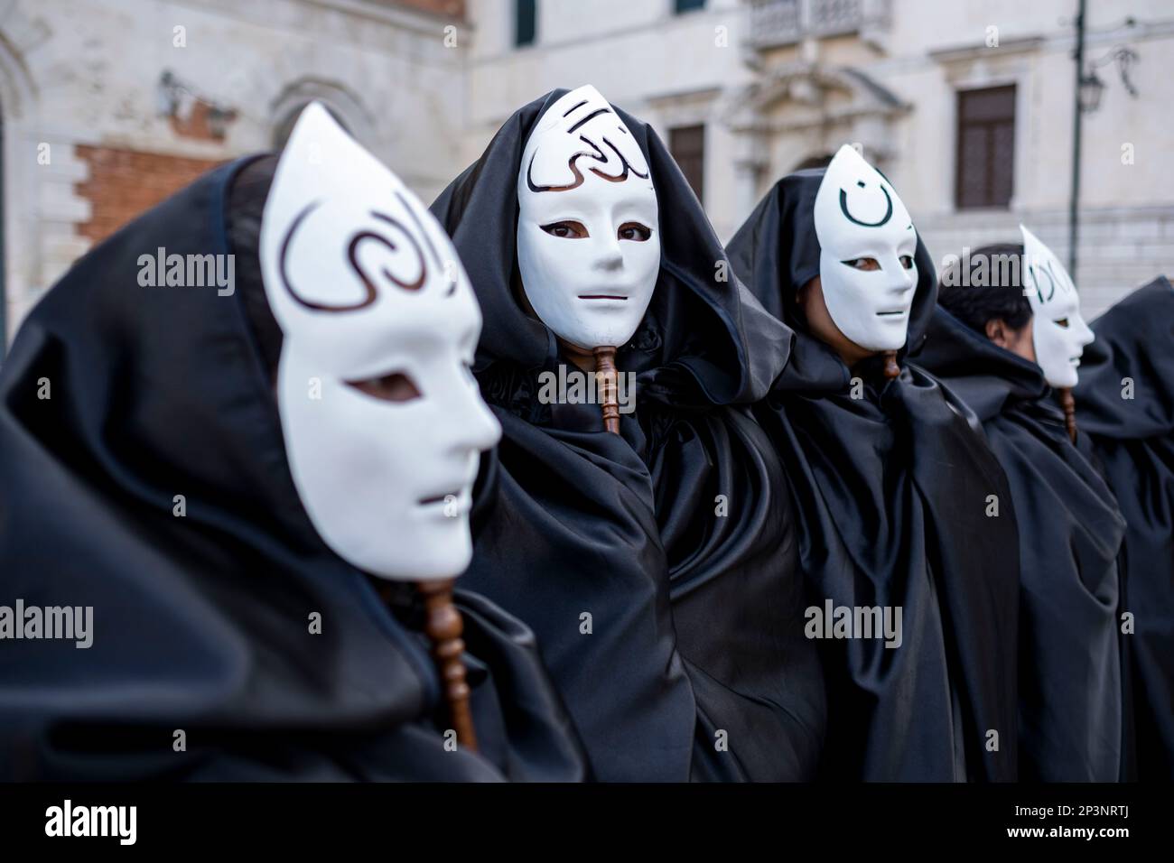 Gli studenti che indossano le maschere si dimostrano a sostegno dei diritti delle donne in Iran al campo della Salute, Venezia Foto Stock