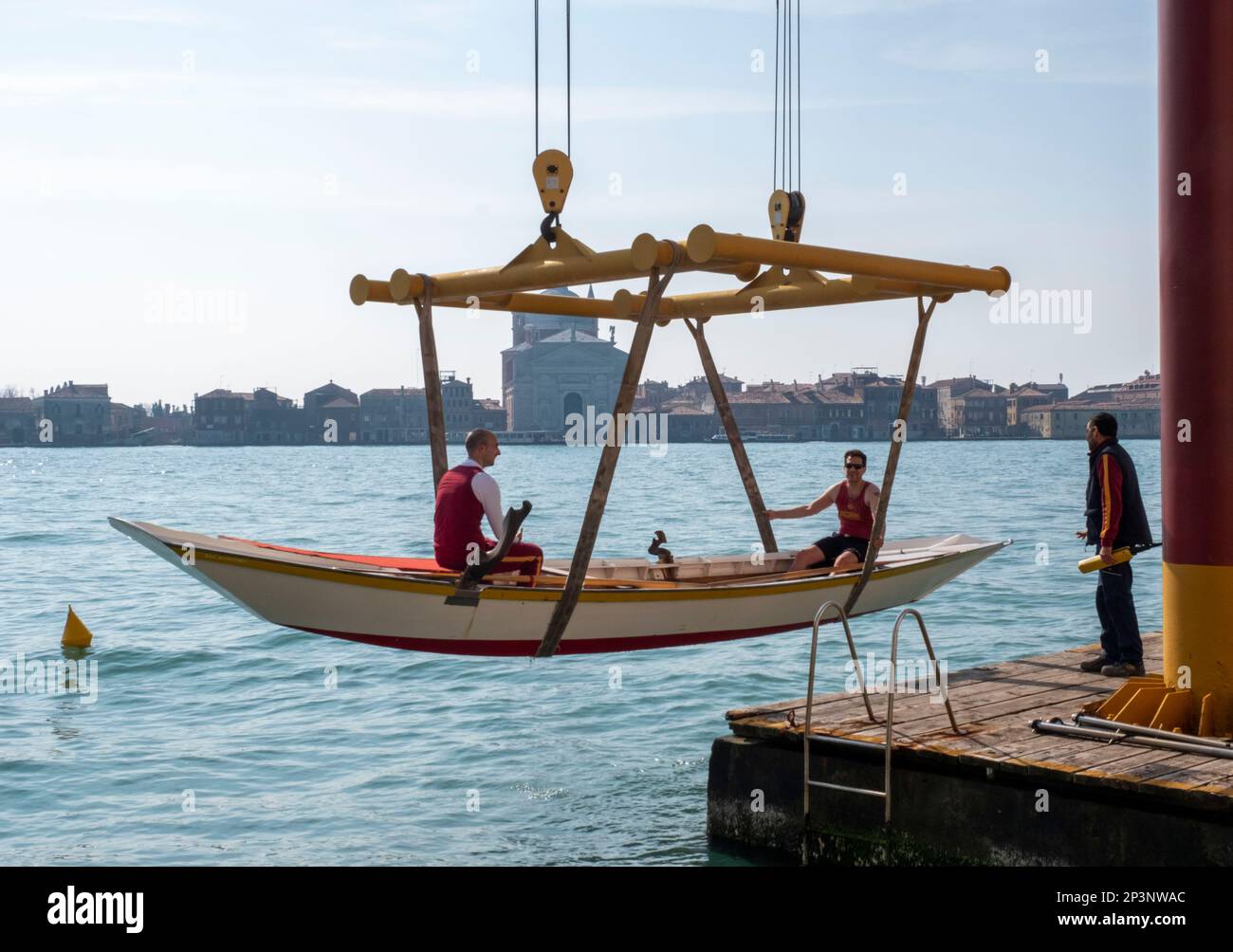 La gondola è stata sollevata dal canale della Guidecca, Venezia, Italia Foto Stock