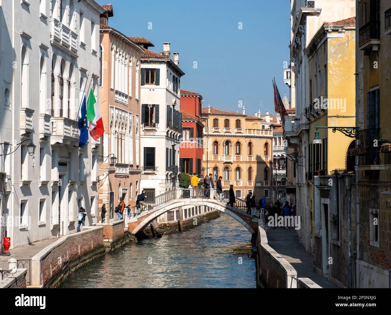 Vista lungo il Rio San Trovaso verso Ponte Trovaso, Venezia, Italia Foto Stock