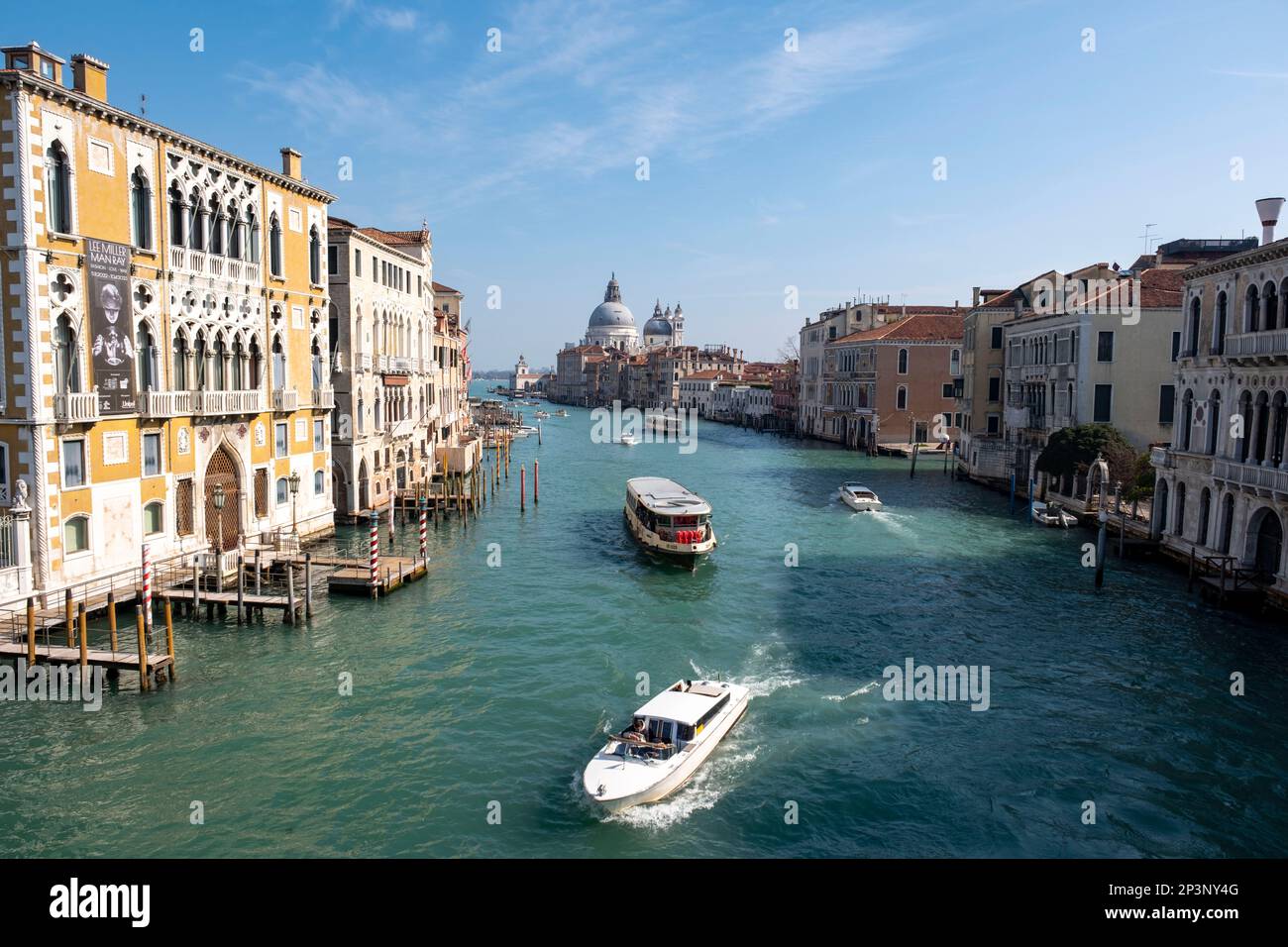 Vista dal Ponte dell'Accademia del Canal Grande e dalla Basilica di Santa Maria della Salute, Venezia, Italia. Foto Stock