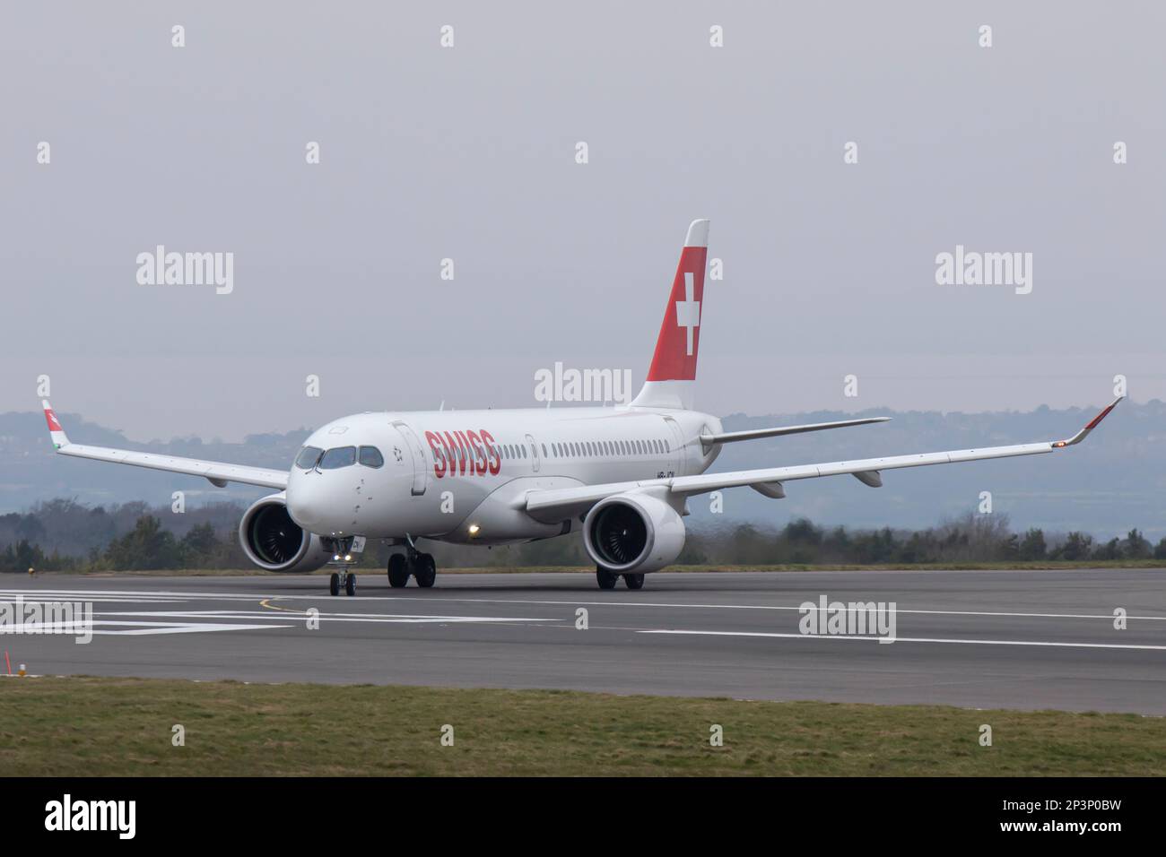 HB-JCN Airbus A.220-300 Aeroporto Svizzero di Bristol EGGD 04/03/2023 Foto Stock