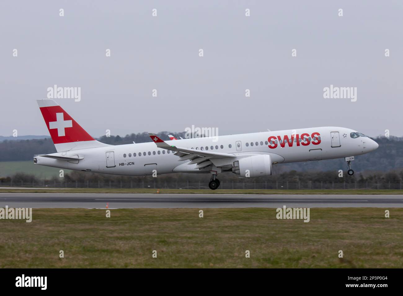 HB-JCN Airbus A.220-300 Aeroporto Svizzero di Bristol EGGD 04/03/2023 Foto Stock