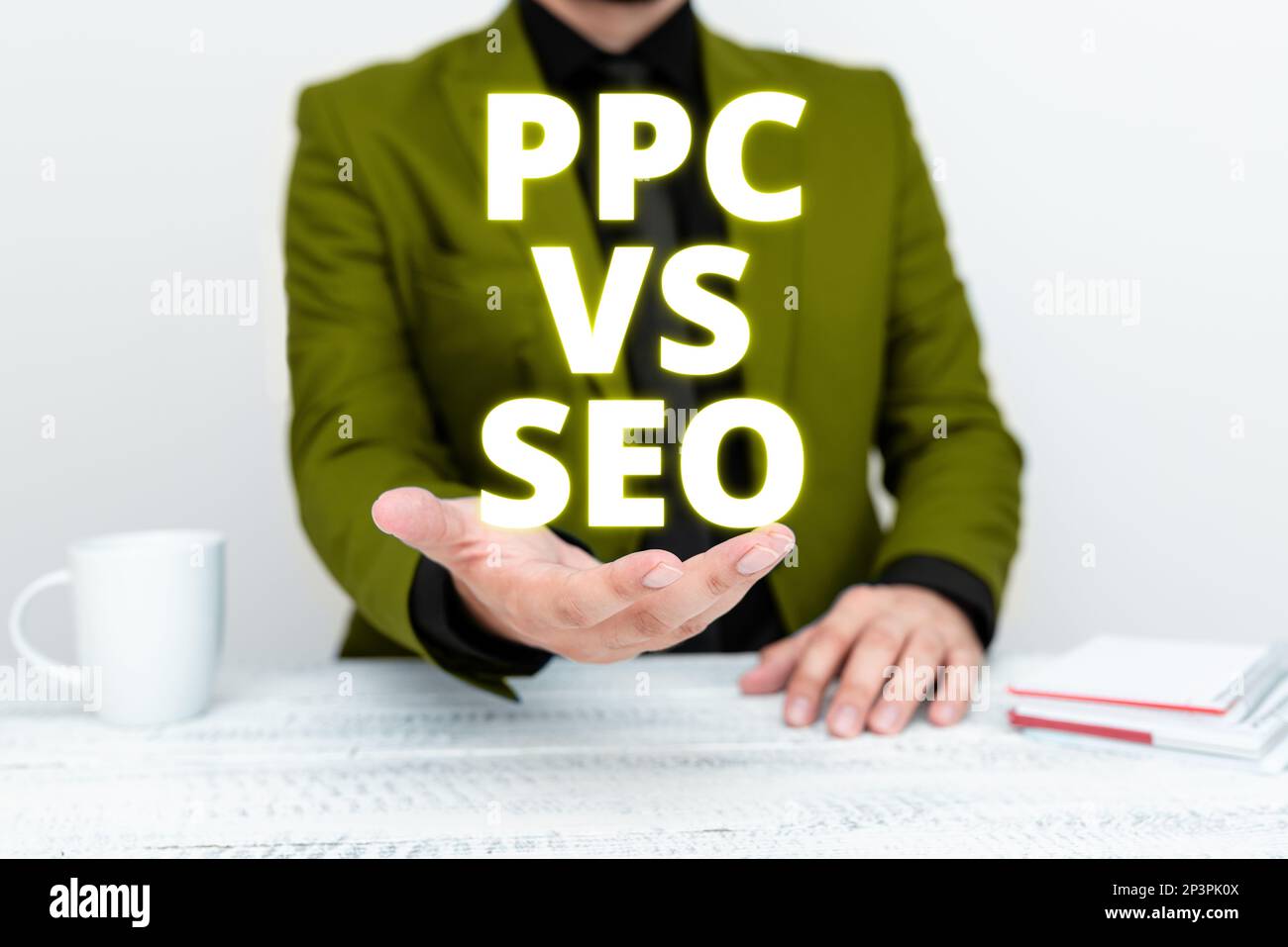 Segno di scrittura della mano PPC Vs Seo. La foto concettuale paga per lo scatto contro le strategie di ottimizzazione di Search Engine Foto Stock