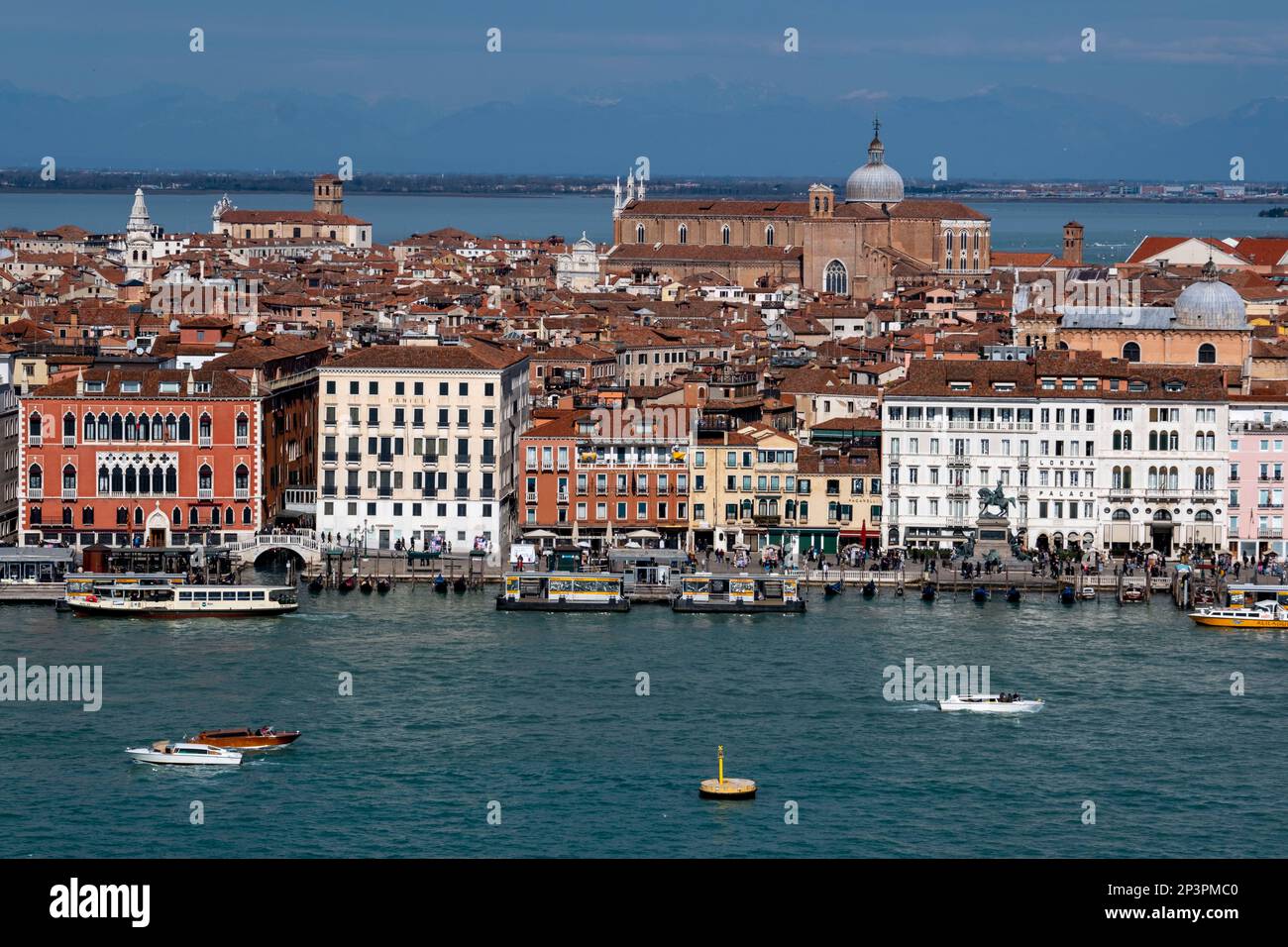 Vista da San Giorgio maggiore attraverso il canale di San Marco fino alla zona di San Marco di Venezia Foto Stock