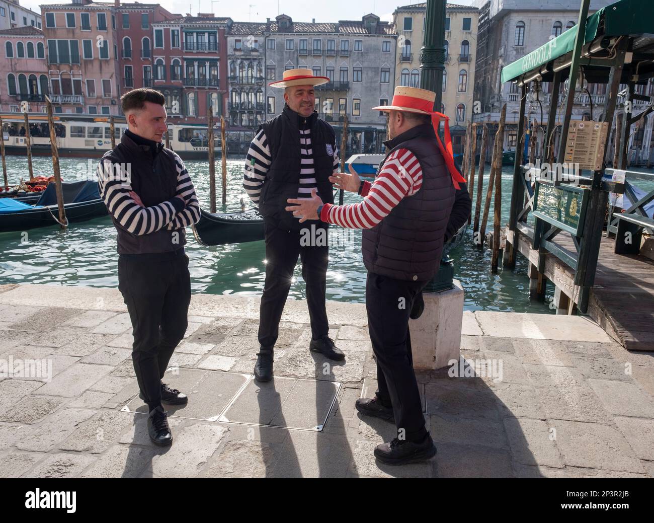 I gondolieri di San Silvestro chiacchierano prima di iniziare i lavori sul Canal Grande, Venezia, Italia. Foto Stock