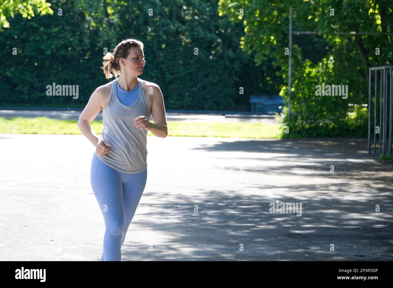 Visione delle donne europee durante una formazione sportiva all'aperto in un'area pubblica in estate Foto Stock