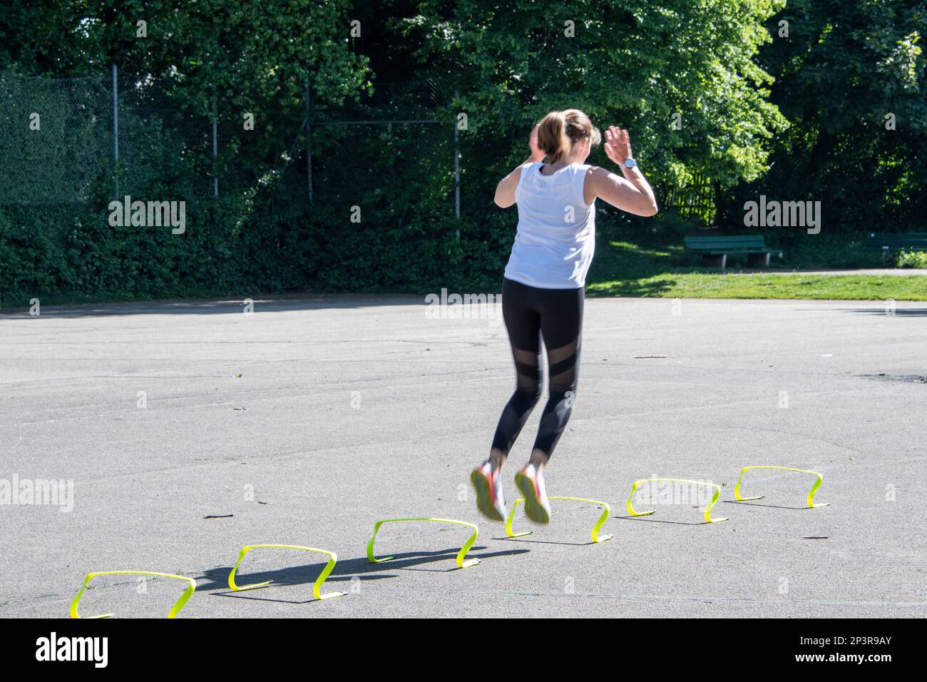 Visione delle donne europee durante una formazione sportiva all'aperto in un'area pubblica in estate Foto Stock