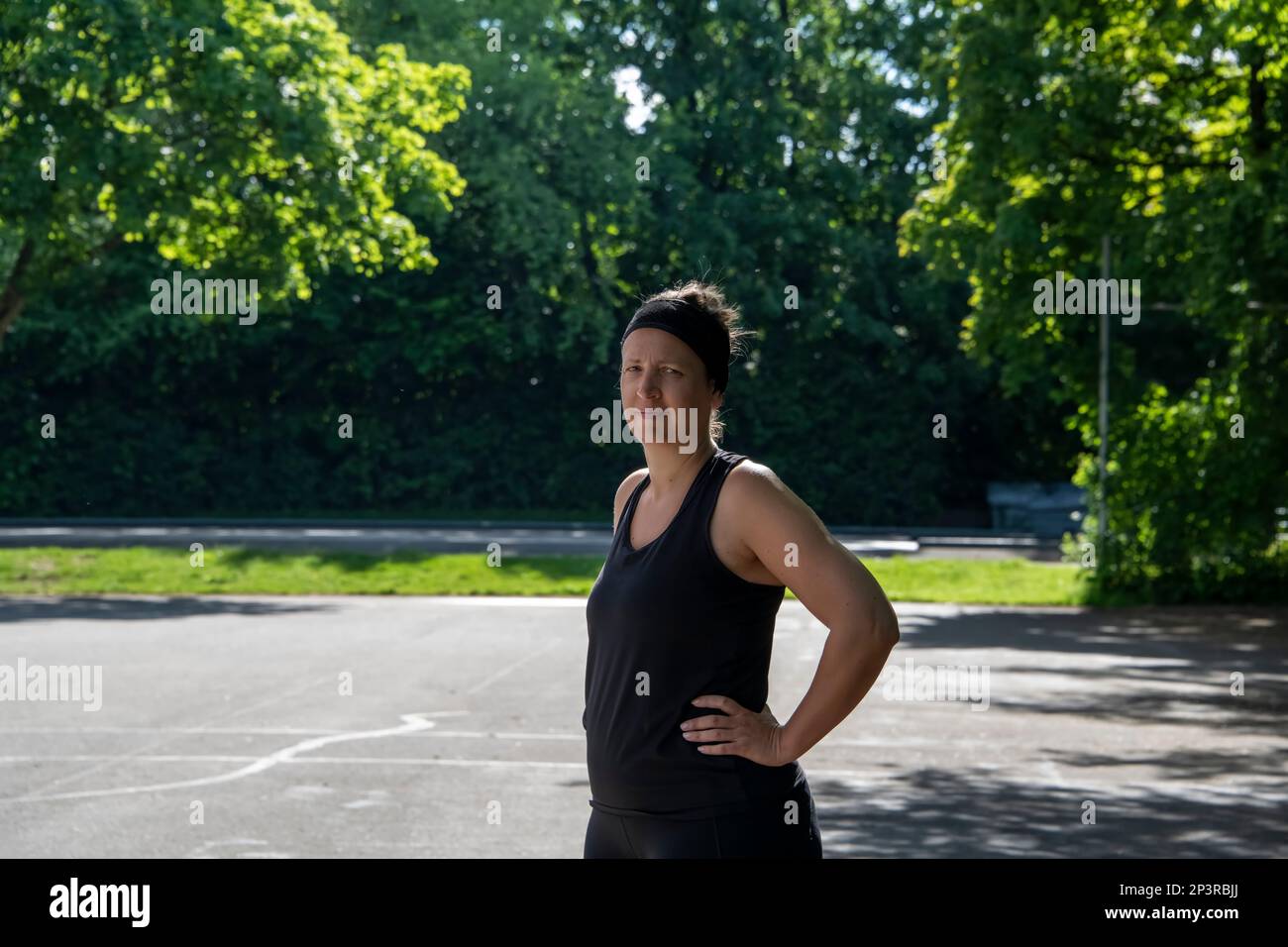 Visione delle donne europee durante una formazione sportiva all'aperto in un'area pubblica in estate Foto Stock