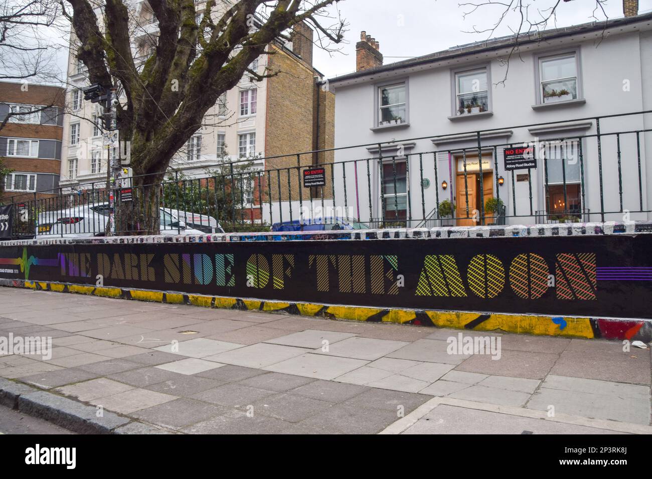 Londra, Regno Unito. 5th marzo 2023. Abbey Road Studios celebra il 50th° anniversario dell'iconico The Dark Side of the Moon di Pink Floyd, con omaggi all'esterno del suo edificio altrettanto iconico. L'album è stato registrato presso lo studio di North London nel 1972 e nel 1973 e pubblicato il 1 marzo 1973, diventando uno dei dischi più influenti e più venduti di tutti i tempi. Credit: Vuk Valcic/Alamy Live News Foto Stock