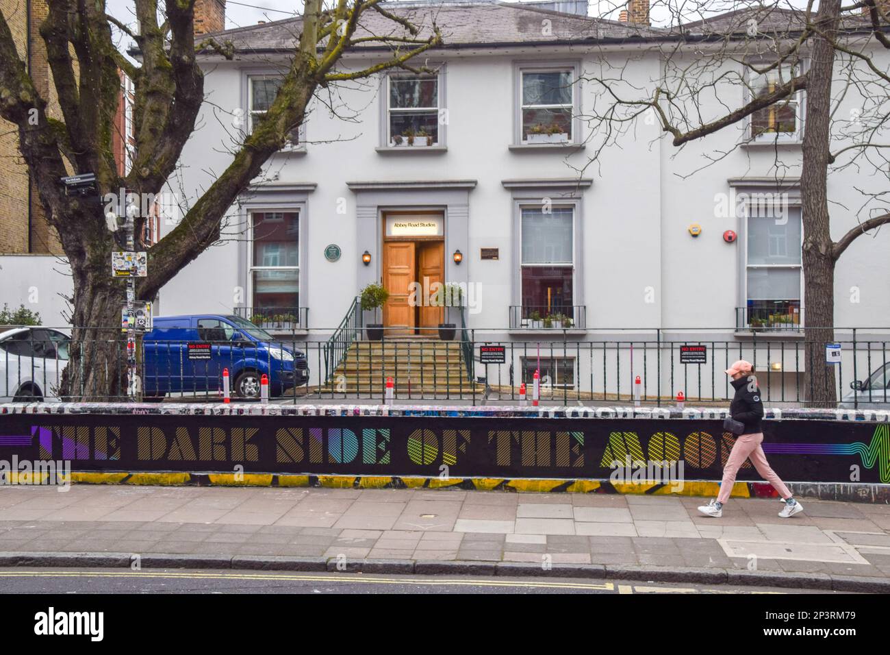 Londra, Regno Unito. 5th marzo 2023. Abbey Road Studios celebra il 50th° anniversario dell'iconico The Dark Side of the Moon di Pink Floyd, con omaggi all'esterno del suo edificio altrettanto iconico. L'album è stato registrato presso lo studio di North London nel 1972 e nel 1973 e pubblicato il 1 marzo 1973, diventando uno dei dischi più influenti e più venduti di tutti i tempi. Credit: Vuk Valcic/Alamy Live News Foto Stock