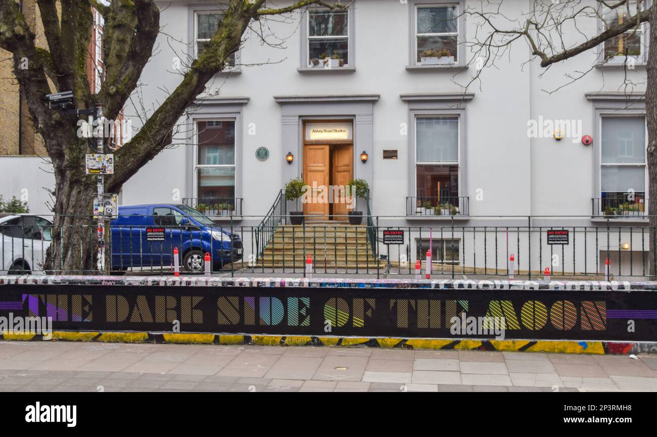 Londra, Regno Unito. 5th marzo 2023. Abbey Road Studios celebra il 50th° anniversario dell'iconico The Dark Side of the Moon di Pink Floyd, con omaggi all'esterno del suo edificio altrettanto iconico. L'album è stato registrato presso lo studio di North London nel 1972 e nel 1973 e pubblicato il 1 marzo 1973, diventando uno dei dischi più influenti e più venduti di tutti i tempi. Credit: Vuk Valcic/Alamy Live News Foto Stock