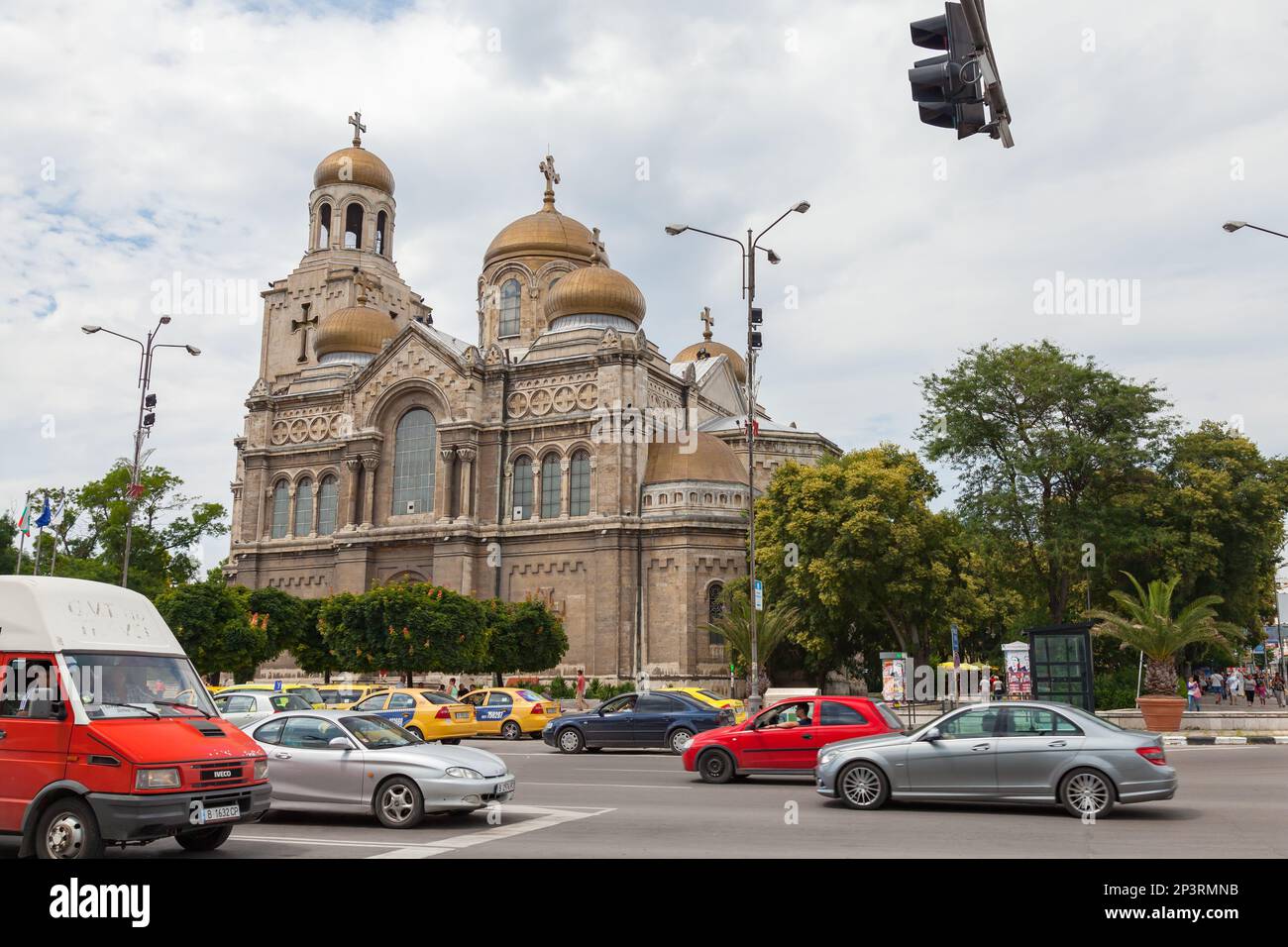 Varna, Bulgaria - 17 luglio 2014: Vista sulla strada con la Dormizione della Madre di Dio Cattedrale Foto Stock