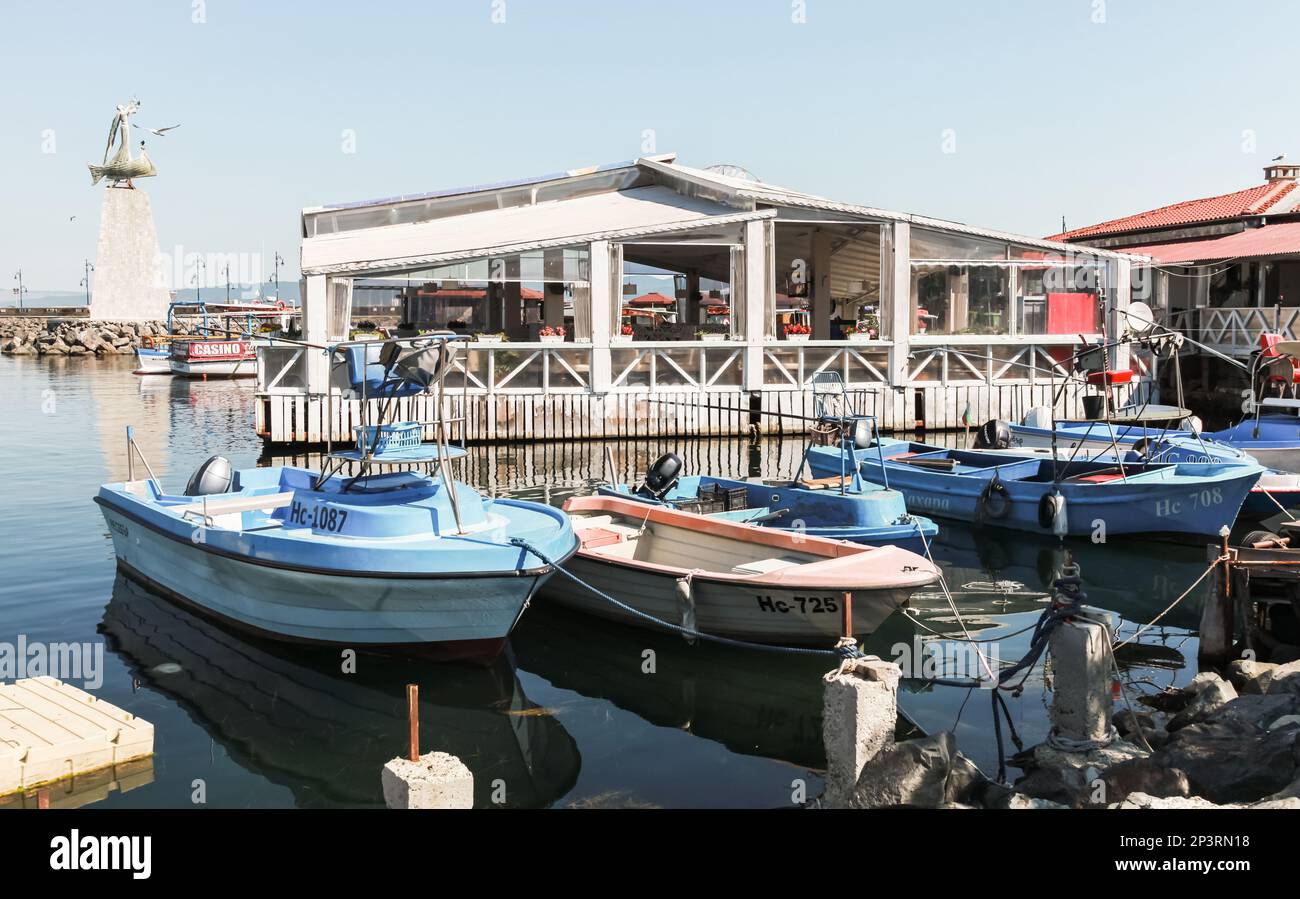 Nessebar, Bulgaria - 21 luglio 2014: Le barche da diporto sono ormeggiate di fronte al ristorante galleggiante Sea food nella vecchia Nesebar Foto Stock