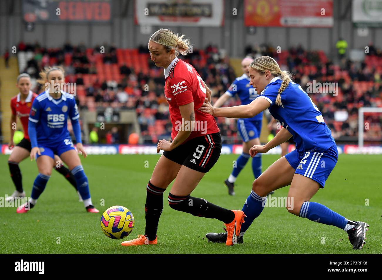 Leigh, Regno Unito. 5th Mar, 2023. Martha Thomas del Manchester United e Demi Vance di Leicester City si sfidano per la palla durante la partita della fa Women's Super League al Leigh Sports Village di Leigh. Il credito dell'immagine dovrebbe essere: Gary Oakley/Sportimage Credit: Sportimage/Alamy Live News Foto Stock