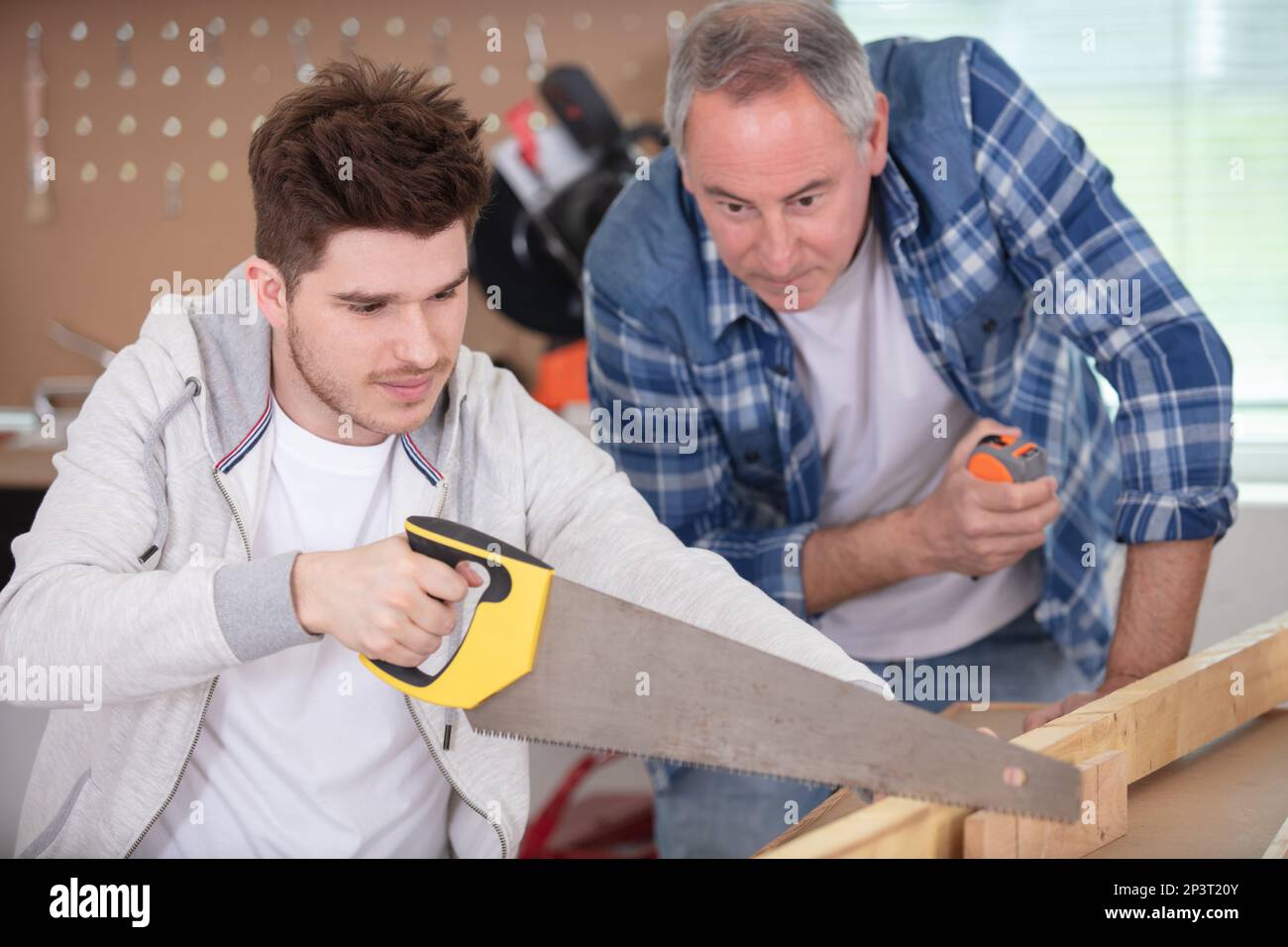 uomo come falegname che sega concentricamente il legno Foto Stock