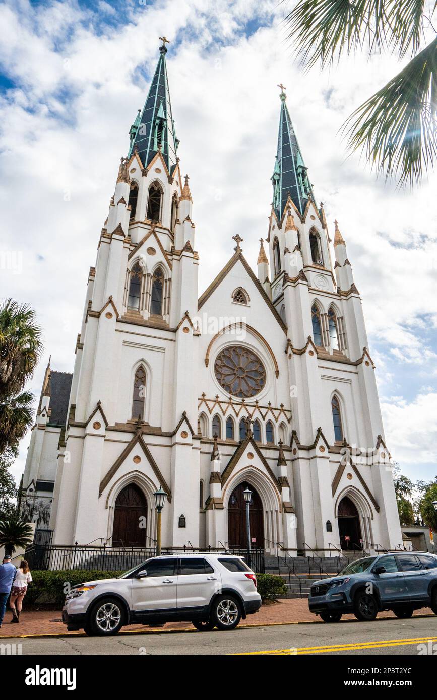 Savannah, Georgia - 19 febbraio 2023: Vista esterna della Basilica Cattedrale di San Giovanni Battista nel quartiere storico di Savannah. Foto Stock