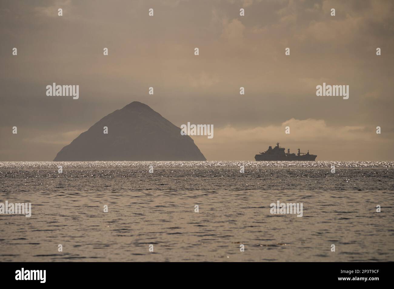 Ailsa Craig e una Royal Navy Ship in Scozia. Foto Stock