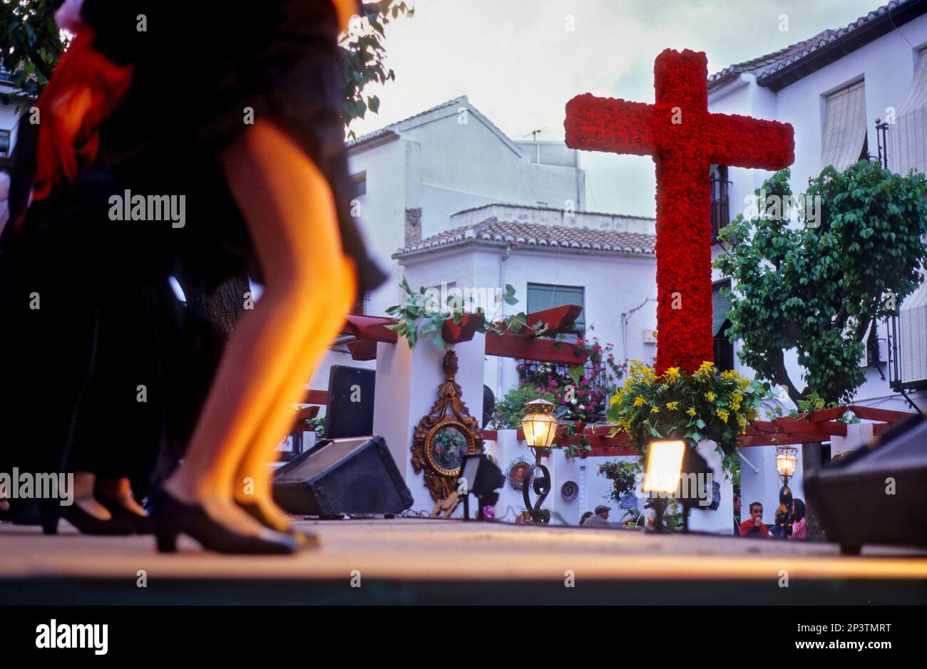 Dia de la Cruz, croce floreali e ballerini, in Plaza Larga,quartiere Albaicin, Granada, Andalusia Foto Stock