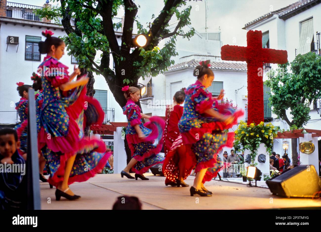 Dia de la Cruz, croce floreali e ballerini, in Plaza Larga,quartiere Albaicin, Granada, Andalusia Foto Stock