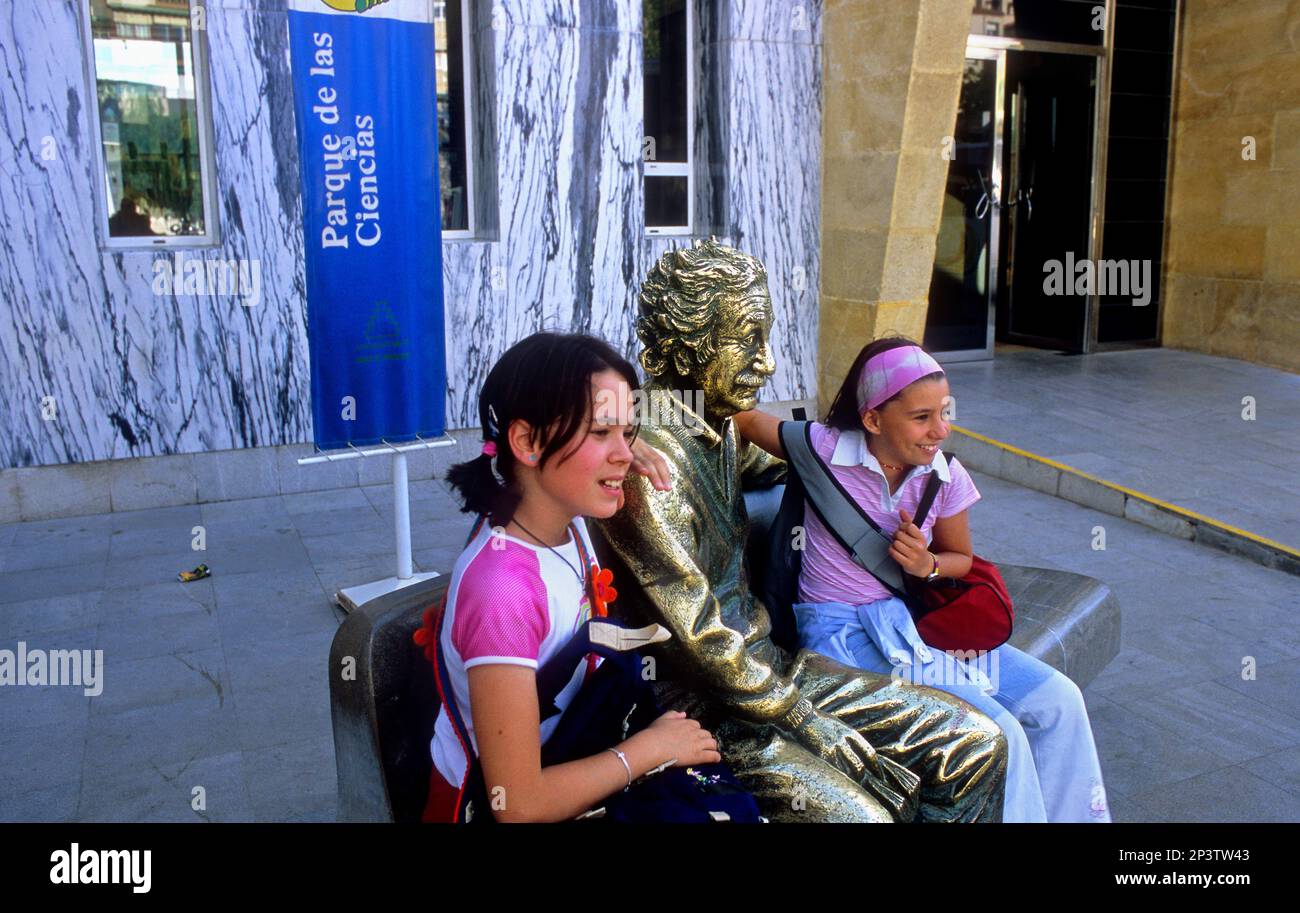 Albert Einstein statua nel Parque de las Ciencias (Museo della Scienza).Granada. In Andalusia, Spagna Foto Stock