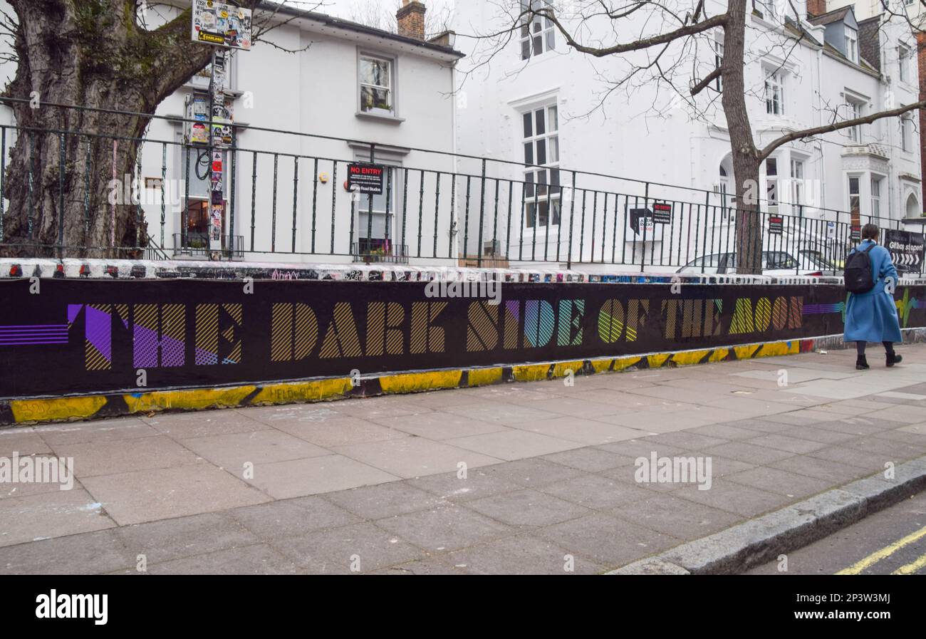 Londra, Regno Unito. 5th marzo 2023. Abbey Road Studios celebra il 50th° anniversario dell'iconico The Dark Side of the Moon di Pink Floyd, con omaggi all'esterno del suo edificio altrettanto iconico. L'album è stato registrato presso lo studio di North London nel 1972 e nel 1973 e pubblicato il 1 marzo 1973, diventando uno dei dischi più influenti e più venduti di tutti i tempi. Foto Stock