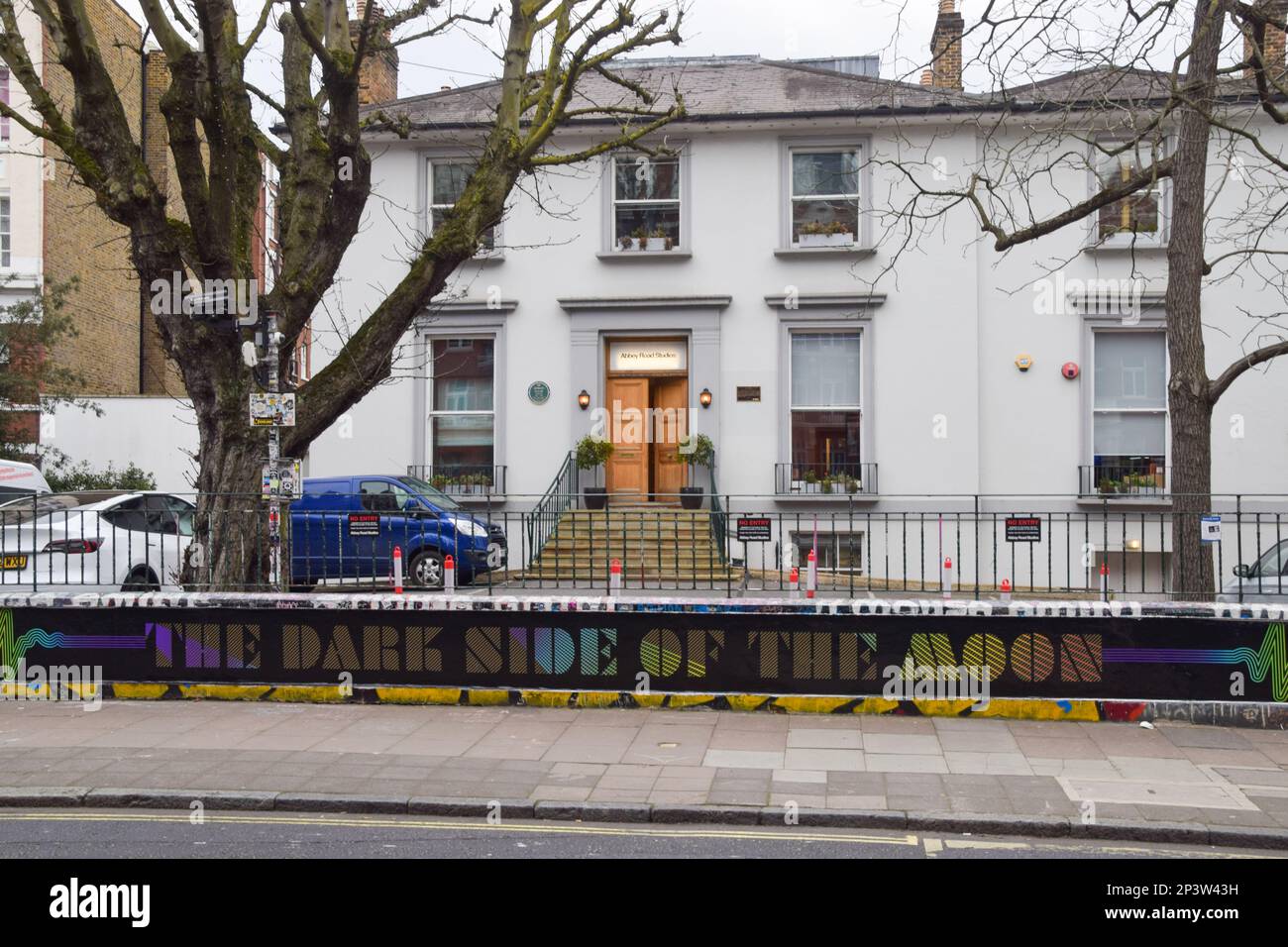 Londra, Regno Unito. 5th marzo 2023. Abbey Road Studios celebra il 50th° anniversario dell'iconico The Dark Side of the Moon di Pink Floyd, con omaggi all'esterno del suo edificio altrettanto iconico. L'album è stato registrato presso lo studio di North London nel 1972 e nel 1973 e pubblicato il 1 marzo 1973, diventando uno dei dischi più influenti e più venduti di tutti i tempi. Foto Stock