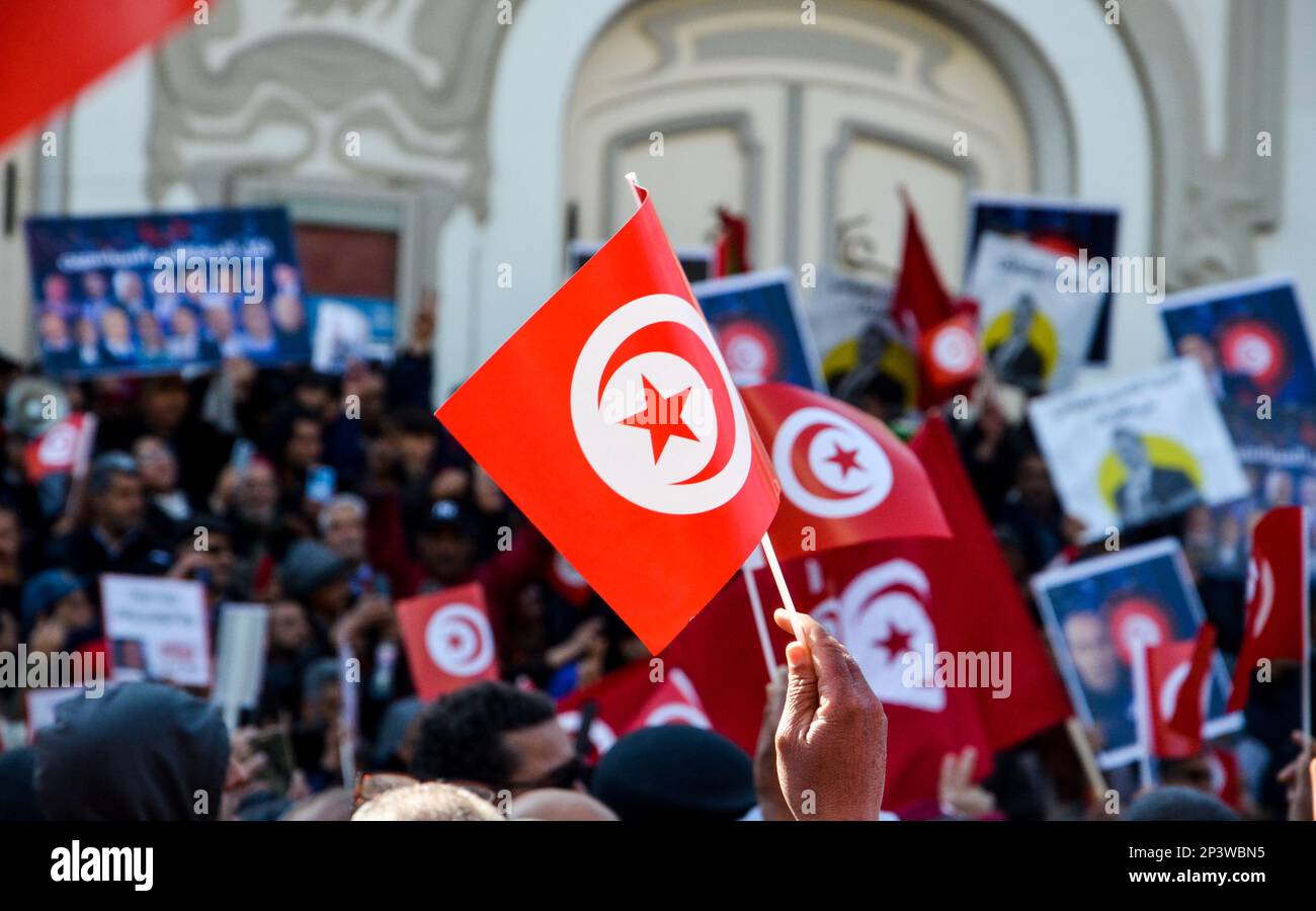 Tunisi, Tunisia. 5th Mar, 2023. Tunisi. Tunisia. 05 marzo 2023. I tunisini partecipano ad un rally anti-governativo organizzato dal fronte Nazionale della salvezza. I partecipanti hanno chiesto il rilascio di quei critici eminenti del presidente arrestato dal governo, chiedendo al contempo di porre fine alla campagna di arresti contro i rappresentanti dell’opposizione. Credit: ZUMA Press, Inc./Alamy Live News Foto Stock