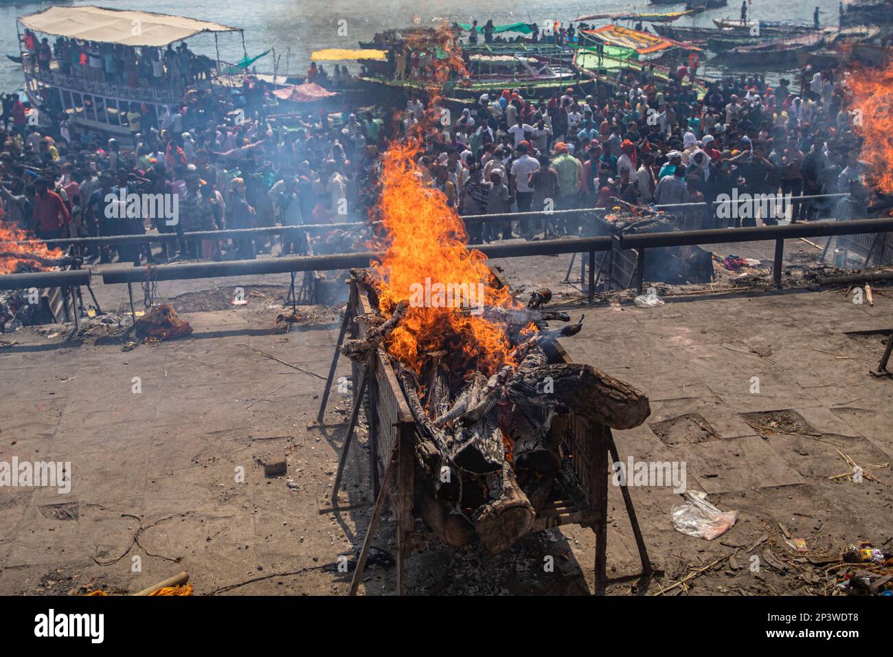 La gente del Kashi si riunisce al ghat di Manikarnika per celebrare la Chita Bhasma Holi. E' un'occasione molto propizia per tutti gli Agoris, i saggi e i Nagas. Secondo la fede della nostra Scrittura vedica, i fantasmi, i fantasmi e tutti i devoti di Lord Shiva si riuniscono sul ghat di Manikarnika per celebrare Masan Holi con la loro divinità Shiva. (Foto di Sudip Chanda/Pacific Press) Foto Stock
