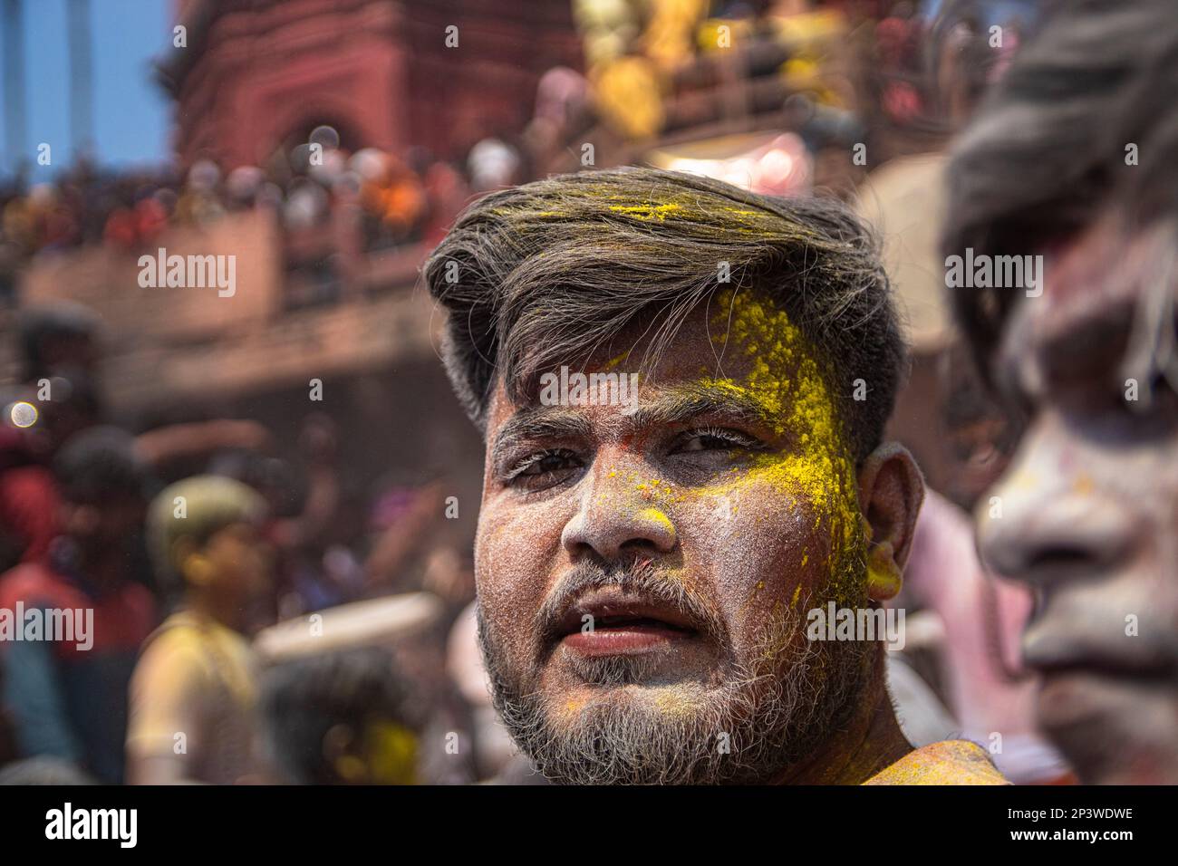 La gente del Kashi si riunisce al ghat di Manikarnika per celebrare la Chita Bhasma Holi. E' un'occasione molto propizia per tutti gli Agoris, i saggi e i Nagas. Secondo la fede della nostra Scrittura vedica, i fantasmi, i fantasmi e tutti i devoti di Lord Shiva si riuniscono sul ghat di Manikarnika per celebrare Masan Holi con la loro divinità Shiva. (Foto di Sudip Chanda/Pacific Press) Foto Stock