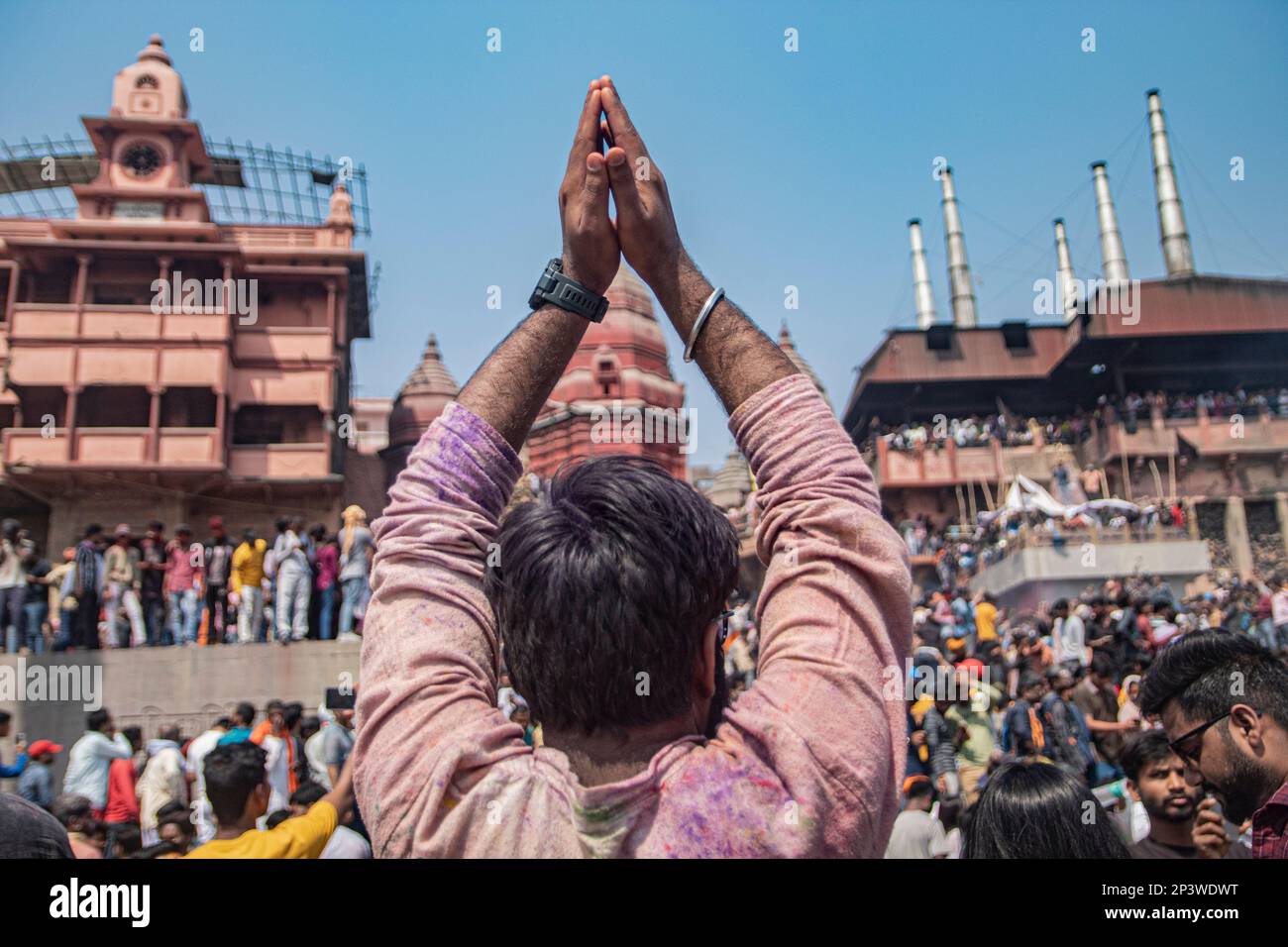 La gente del Kashi si riunisce al ghat di Manikarnika per celebrare la Chita Bhasma Holi. E' un'occasione molto propizia per tutti gli Agoris, i saggi e i Nagas. Secondo la fede della nostra Scrittura vedica, i fantasmi, i fantasmi e tutti i devoti di Lord Shiva si riuniscono sul ghat di Manikarnika per celebrare Masan Holi con la loro divinità Shiva. (Foto di Sudip Chanda/Pacific Press) Foto Stock