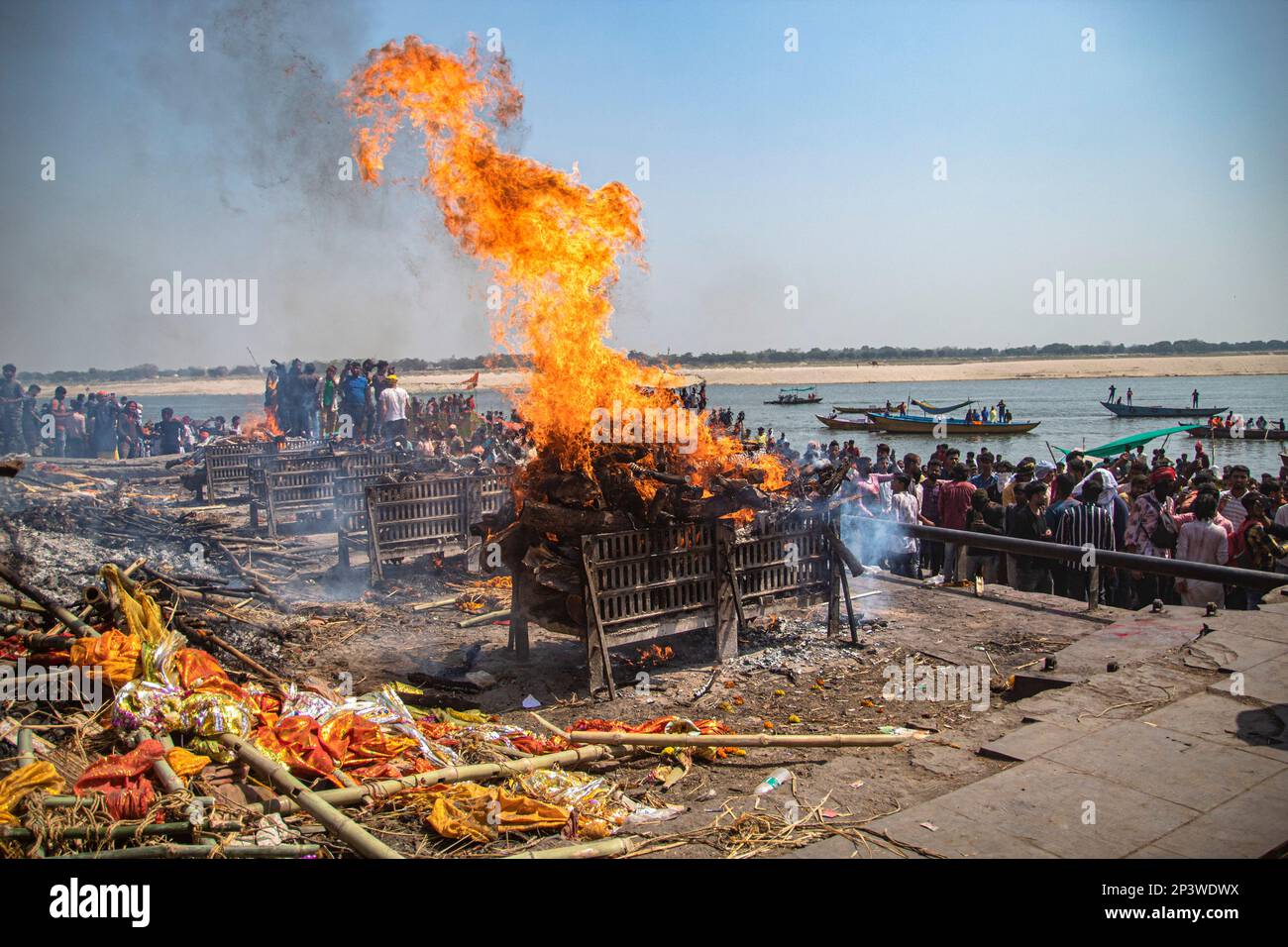 La gente del Kashi si riunisce al ghat di Manikarnika per celebrare la Chita Bhasma Holi. E' un'occasione molto propizia per tutti gli Agoris, i saggi e i Nagas. Secondo la fede della nostra Scrittura vedica, i fantasmi, i fantasmi e tutti i devoti di Lord Shiva si riuniscono sul ghat di Manikarnika per celebrare Masan Holi con la loro divinità Shiva. (Foto di Sudip Chanda/Pacific Press) Foto Stock