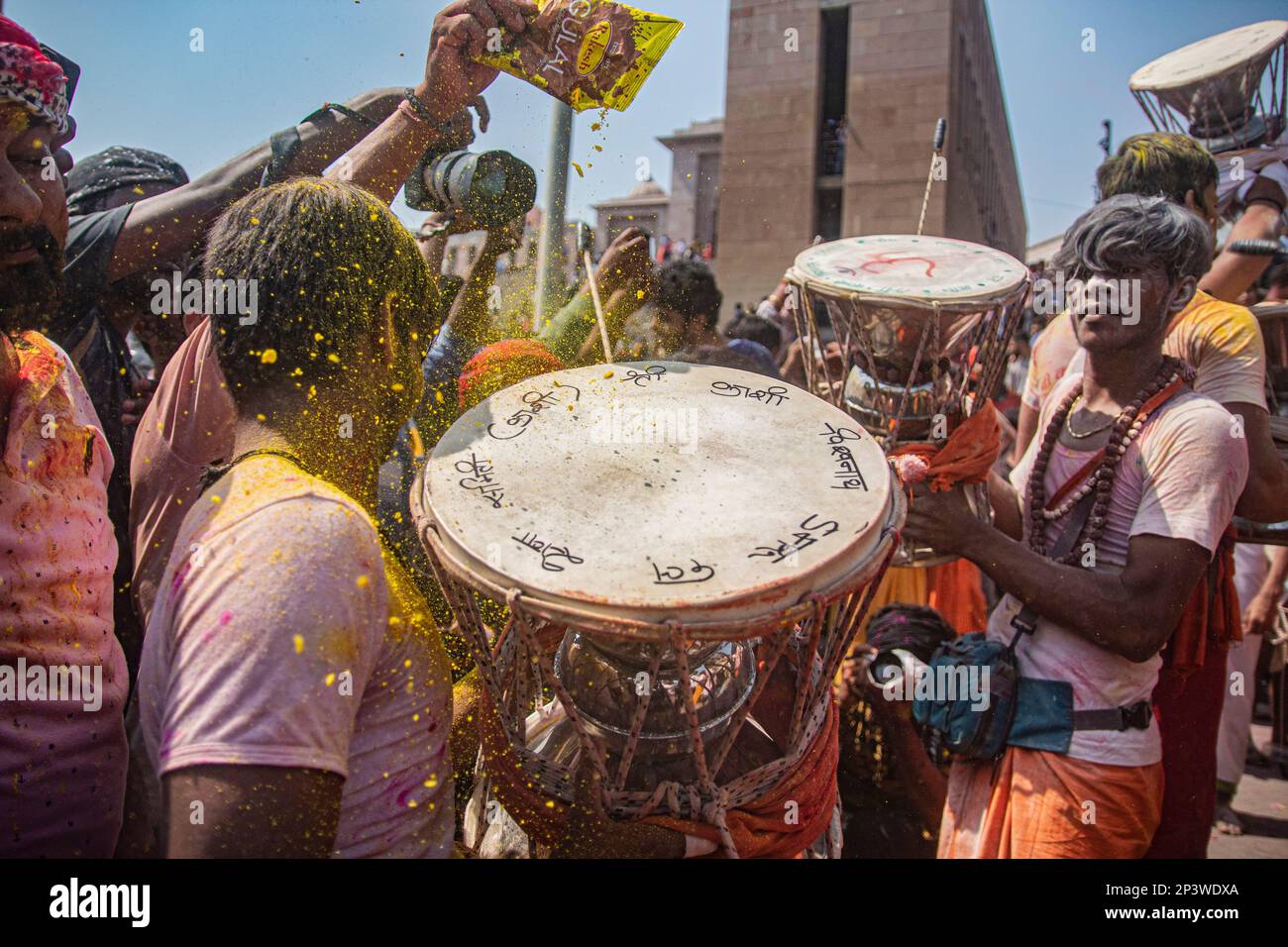 La gente del Kashi si riunisce al ghat di Manikarnika per celebrare la Chita Bhasma Holi. E' un'occasione molto propizia per tutti gli Agoris, i saggi e i Nagas. Secondo la fede della nostra Scrittura vedica, i fantasmi, i fantasmi e tutti i devoti di Lord Shiva si riuniscono sul ghat di Manikarnika per celebrare Masan Holi con la loro divinità Shiva. (Foto di Sudip Chanda/Pacific Press) Foto Stock