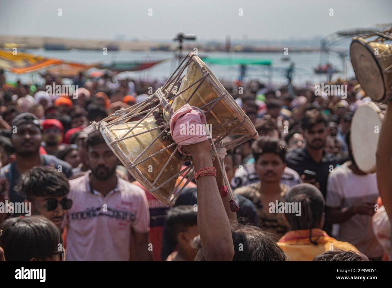 La gente del Kashi si riunisce al ghat di Manikarnika per celebrare la Chita Bhasma Holi. E' un'occasione molto propizia per tutti gli Agoris, i saggi e i Nagas. Secondo la fede della nostra Scrittura vedica, i fantasmi, i fantasmi e tutti i devoti di Lord Shiva si riuniscono sul ghat di Manikarnika per celebrare Masan Holi con la loro divinità Shiva. (Foto di Sudip Chanda/Pacific Press) Foto Stock