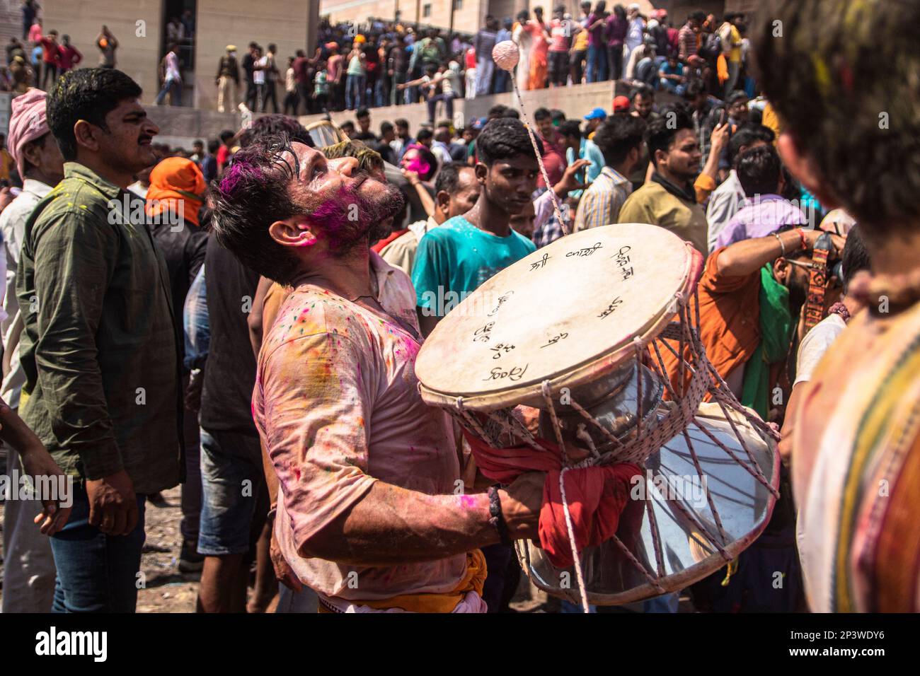 La gente del Kashi si riunisce al ghat di Manikarnika per celebrare la Chita Bhasma Holi. E' un'occasione molto propizia per tutti gli Agoris, i saggi e i Nagas. Secondo la fede della nostra Scrittura vedica, i fantasmi, i fantasmi e tutti i devoti di Lord Shiva si riuniscono sul ghat di Manikarnika per celebrare Masan Holi con la loro divinità Shiva. (Foto di Sudip Chanda/Pacific Press) Foto Stock