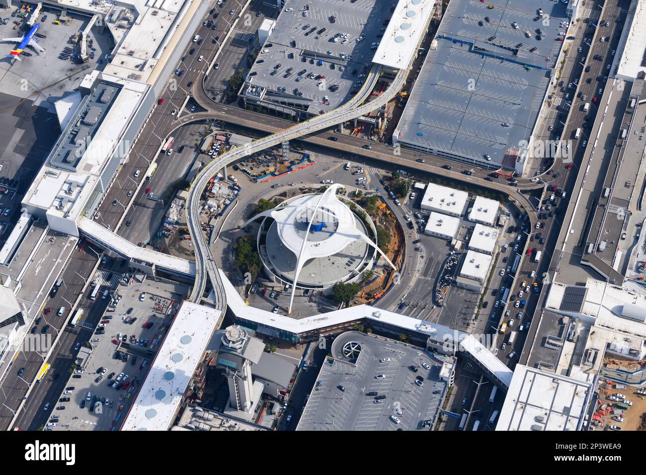 Edificio a tema LAX all'Aeroporto di LAX. Iconica struttura spaziale con influenza PopulLuxe all'Aeroporto LAX. Googie architettura a Los Angeles. Foto Stock