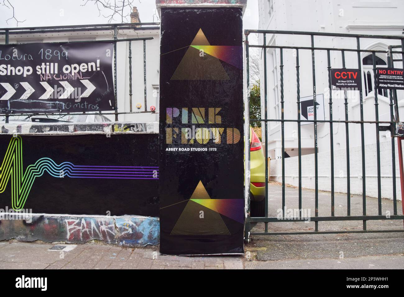 Londra, Inghilterra, Regno Unito. 5th Mar, 2023. Abbey Road Studios celebra il 50th° anniversario dell'iconico The Dark Side of the Moon di Pink Floyd, con tributi all'esterno del suo edificio altrettanto iconico. L'album è stato registrato presso lo studio di North London nel 1972 e nel 1973 e pubblicato il 1 marzo 1973, diventando uno dei dischi più influenti e più venduti di tutti i tempi. (Credit Image: © Vuk Valcic/ZUMA Press Wire) SOLO PER USO EDITORIALE! Non per USO commerciale! Foto Stock