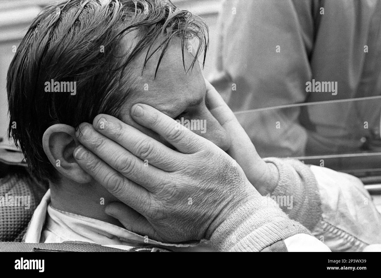 Portait della penosa Bruce McLaren concentrandosi prima dello start del Gran Premio di Monaco nel 1968. Foto Stock