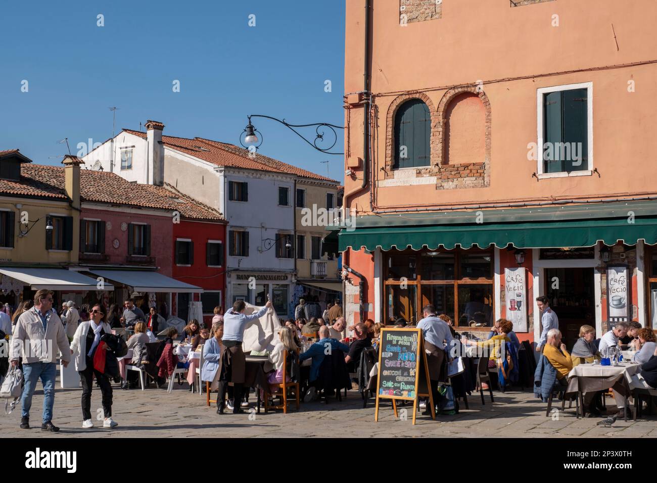 Ristorante all'aperto a Burano, laguna ventiana, Venezia, Italia. Foto Stock