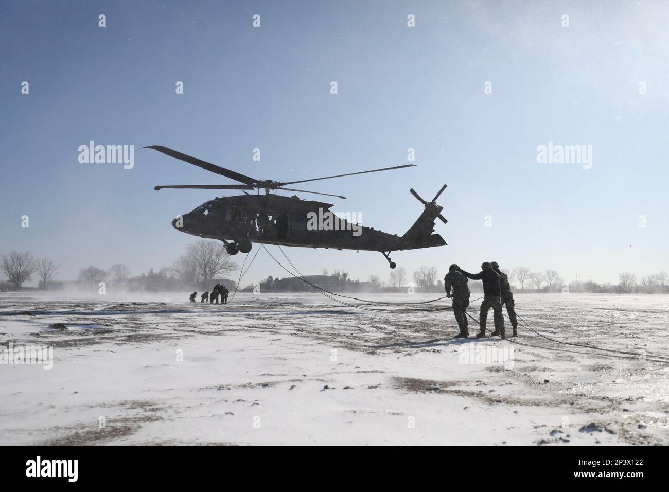 STATI UNITI Soldati dell'esercito della 101st° divisione aerea (Air Assault), 1st° divisione militare, insieme alle forze terrestri rumene, l'esercito di terra (Francia), l'esercito reale olandese, E le forze armate slovacche condussero rapelli da un UH-60 Blackhawk nell'ultima fase del primo addestramento multi-nazionale per l'assalto aereo presso la base aerea di Romania, Mihail Kogalniceanu, 30 gennaio 2023. E' uno degli eventi finali che si tengono a fianco della marcia del ruck 12 miglia per laurearsi alla Sabalauski Air Assault School. Foto Stock