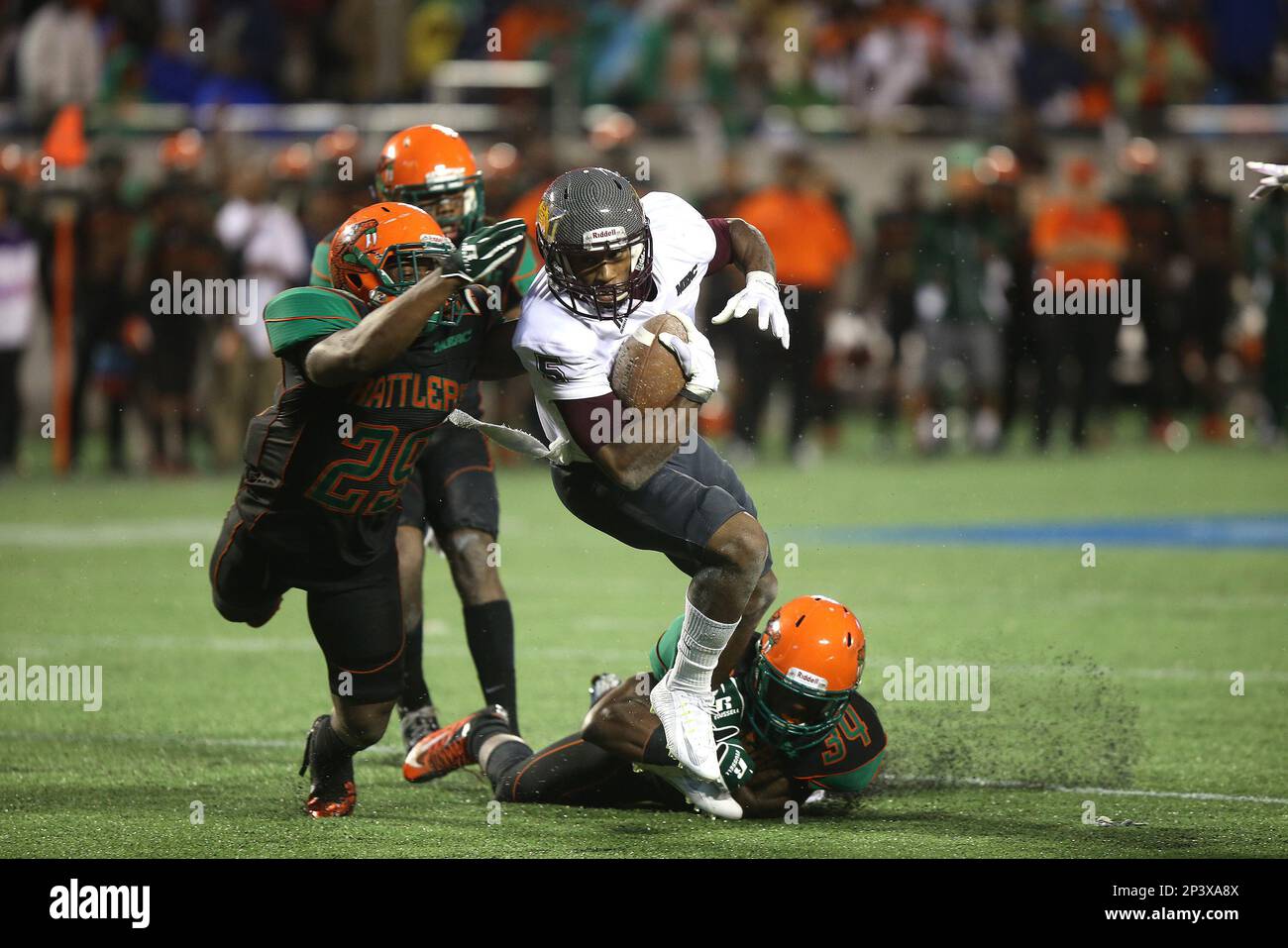 Bethune Cookman receiver Jhome Gordon (5) gets tackled by Florida A&M Rattlers defensive back John Boston (34) during the Florida Classic NCAA football game between the FAMU Rattlers and the Bethune Cookman Wildcats at the Florida Citrus bowl on Saturday, November 22, 2014 in Orlando, Florida. BCC won the game in overtime by a score of 18-17. (AP Photo/Alex Menendez) Foto Stock