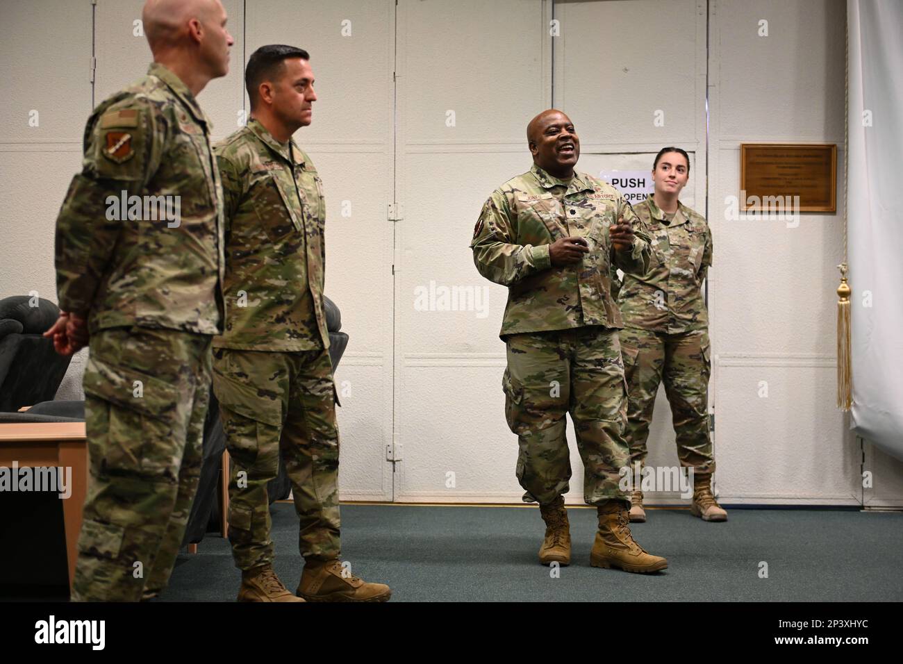 Il Lt. Col. Dwayne Jones, cappellano della 39th Air base Wing, consegna le sue osservazioni durante una cerimonia di presentazione della pittura presso la Incirlik Air base, Turchia, 9 gennaio 2023. Jones creò e donò un dipinto al rifugio Titan come rappresentazione dell'etica guerriera. Tutti i 39th membri dell'ABW sono addestrati e attrezzati per essere pronti, affidabili e reattivi a proiettare il potere globale attraverso deterrenza strategica, supporto agile ai combattimenti e partnership durature per difendere gli interessi degli Stati Uniti e i nostri alleati lungo il fianco meridionale della NATO. Foto Stock