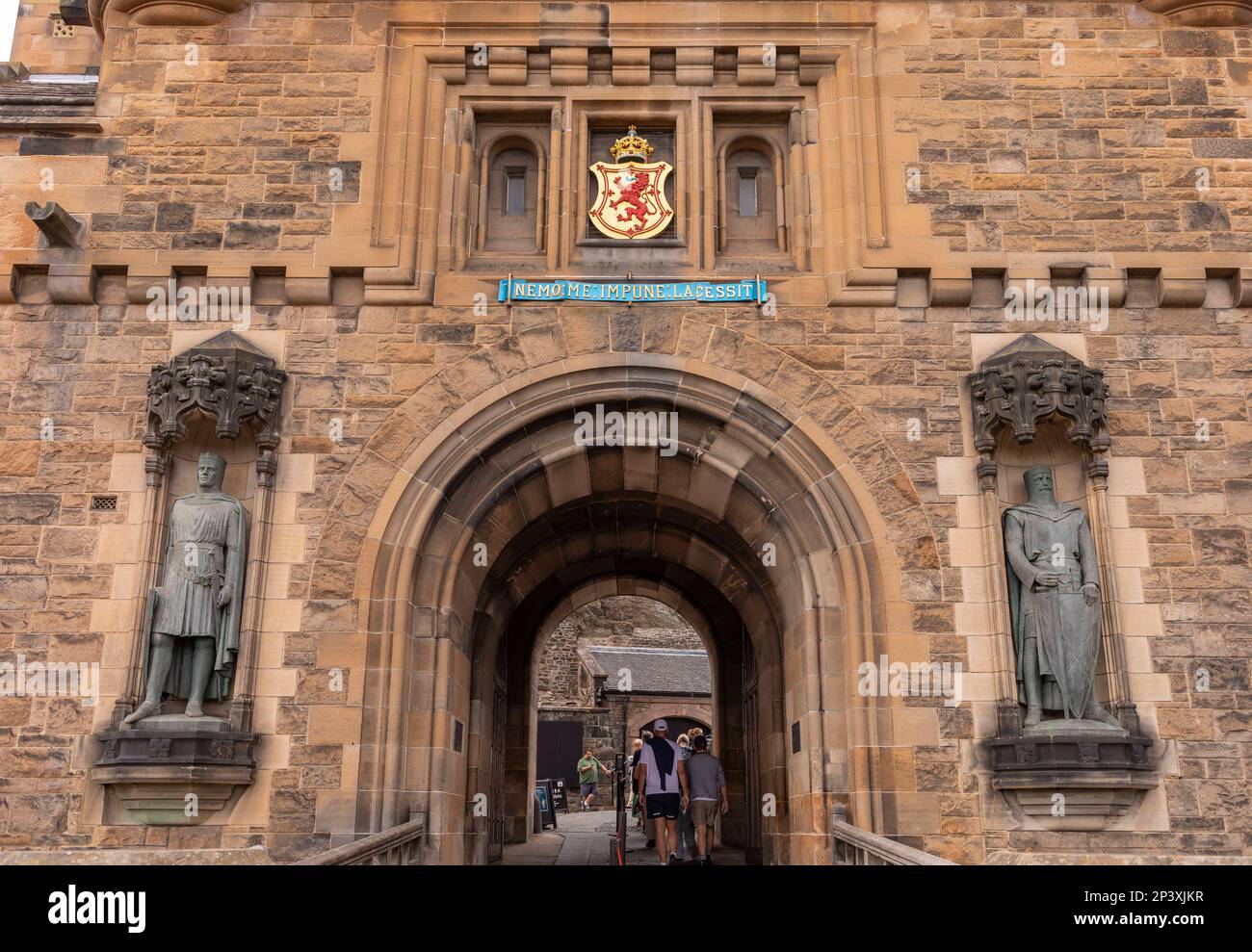 EDIMBURGO, SCOZIA, EUROPA - ingresso al Castello di Edimburgo. Statue di Robert Bruce, a sinistra, e William Wallace, a destra. Foto Stock