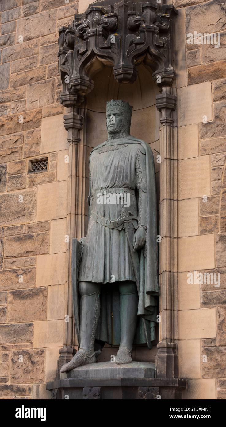 EDIMBURGO, SCOZIA, EUROPA - Statua di Robert the Bruce, re di Scozia, all'ingresso del Castello di Edimburgo. Scultore Thomas Clapperton. Foto Stock