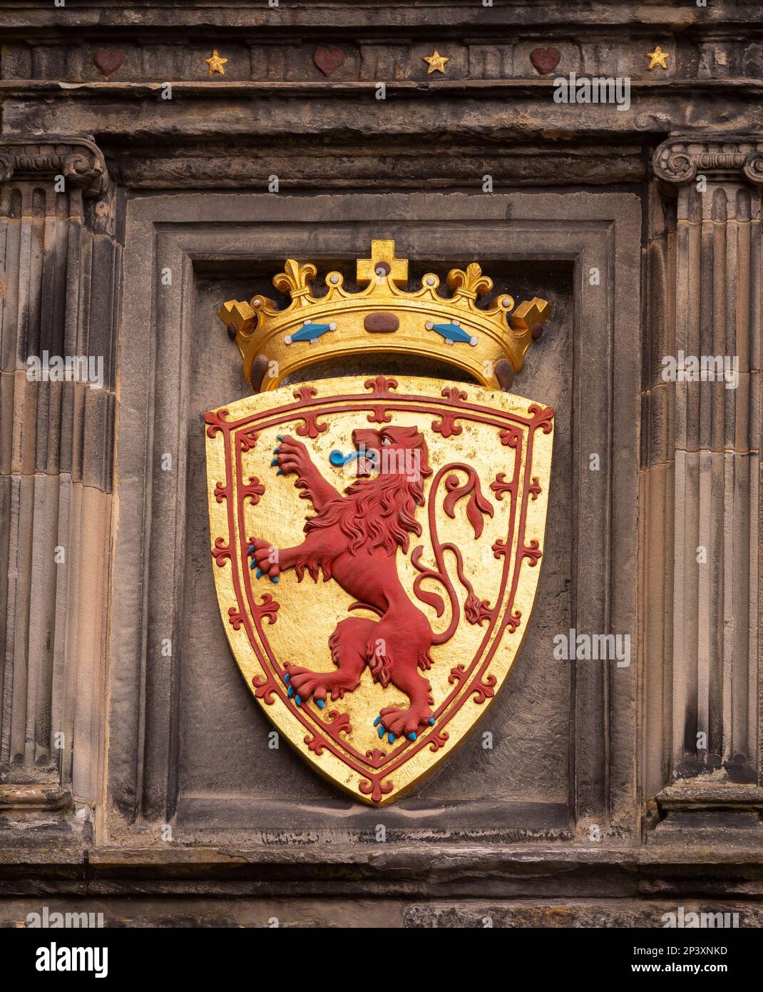 EDIMBURGO, SCOZIA, EUROPA - stemma reale alla porta di Portcullis nel Castello di Edimburgo. Include il rampante del Leone e la corona reale della Scozia. Foto Stock