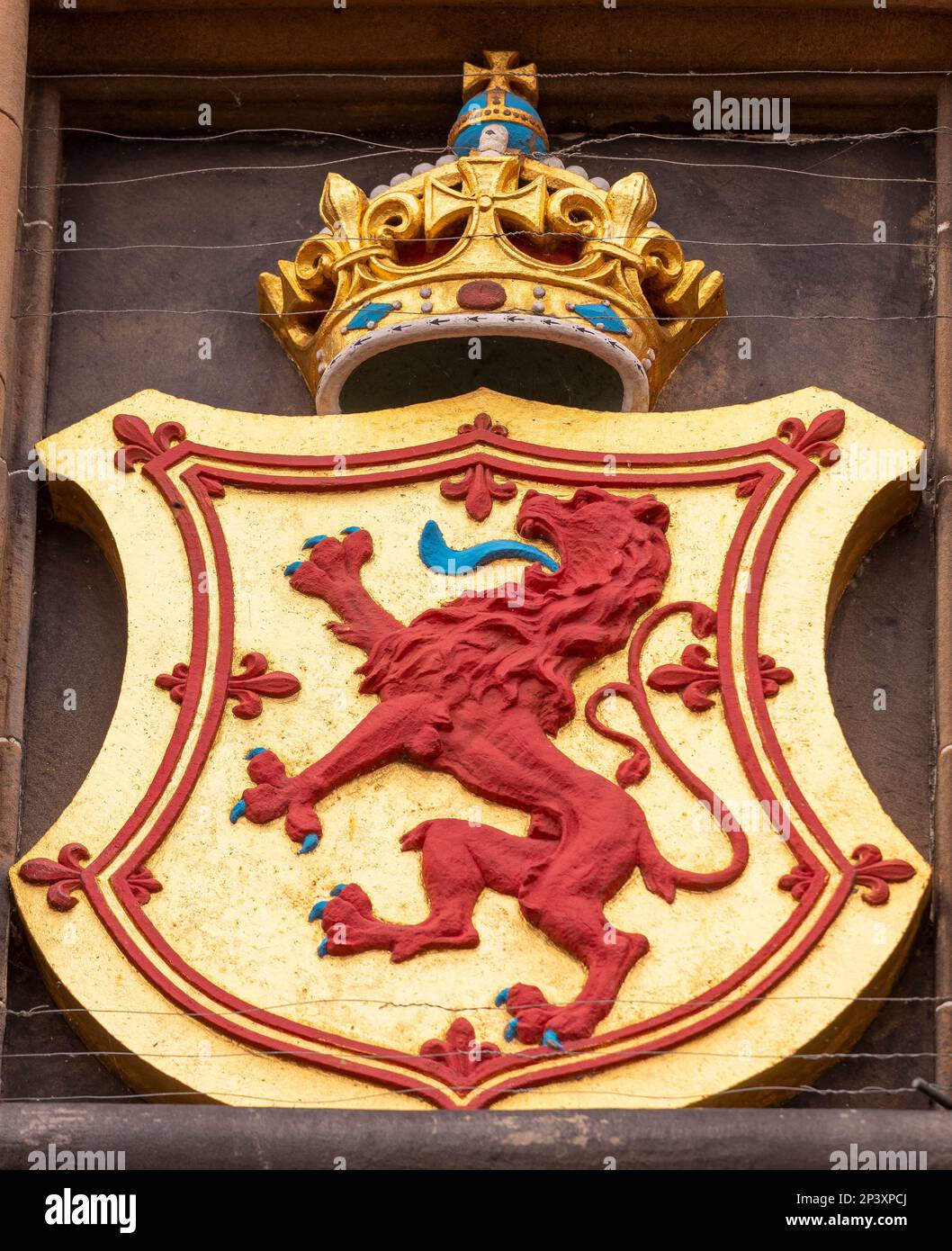 EDIMBURGO, SCOZIA, EUROPA - Royal Coat of Arms all'ingresso del Castello di Edimburgo. Include il rampante del Leone e la corona reale della Scozia. Foto Stock